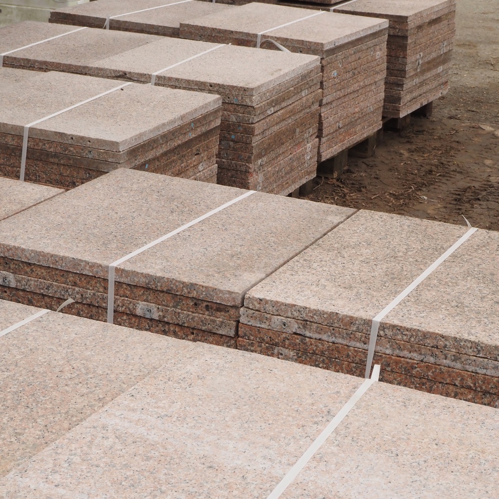 Square pink granite slabs with flamed finish (from 2,5 to 2,9 cm thick ...
