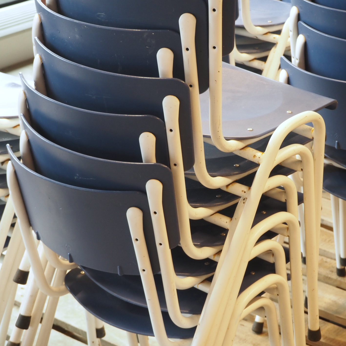 Stackable chair in steel with polypropylene seat and backrest