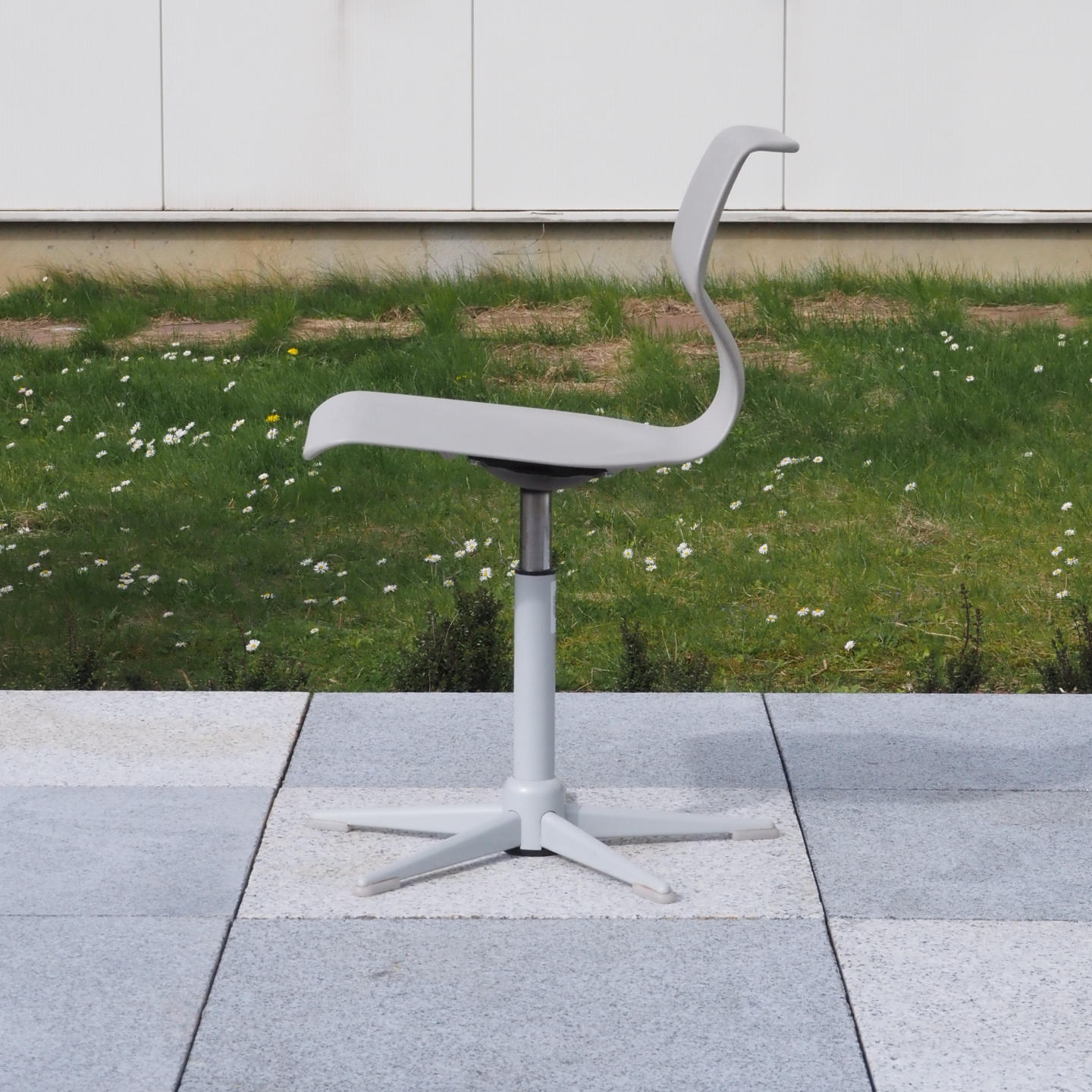 Swivel office chair in polypropylene with steel cross leg