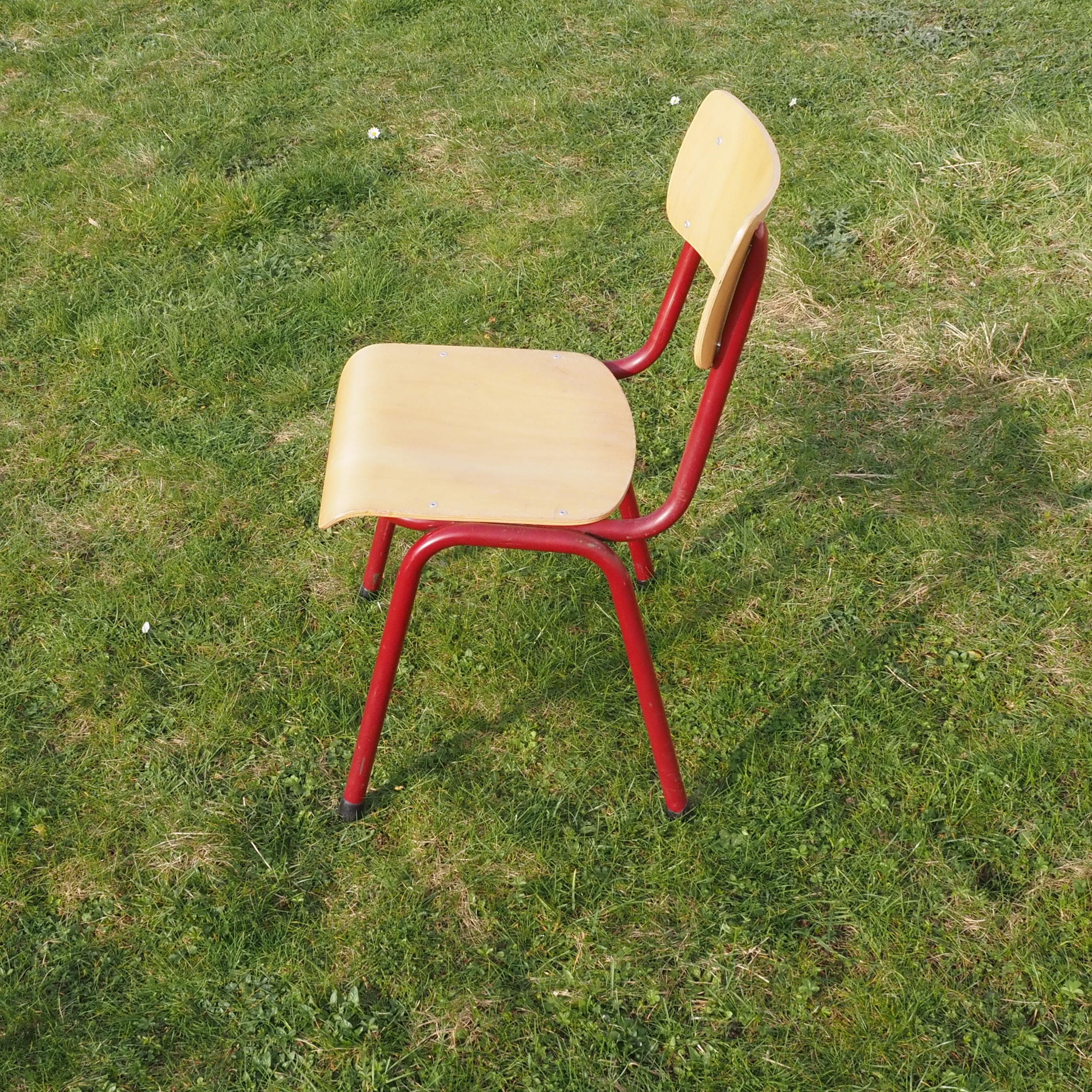 Stackable school chair in beech plywood and powder-coated steel legs