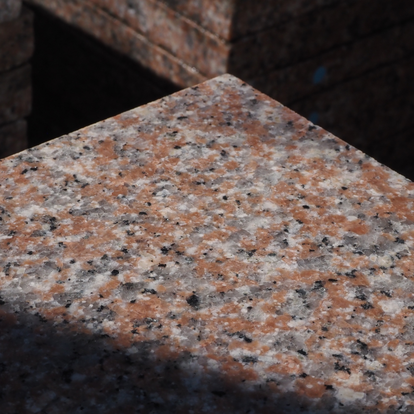 Bevelled red granite slabs with flamed finish (from 2,9 to 3,2 cm thick) - Sold per pallet