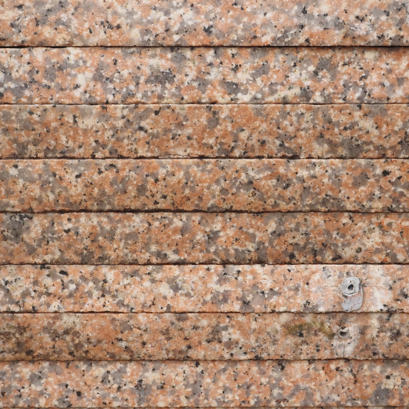 Bevelled red granite slabs with flamed finish (from 2,9 to 3,2 cm thick) - Sold per pallet