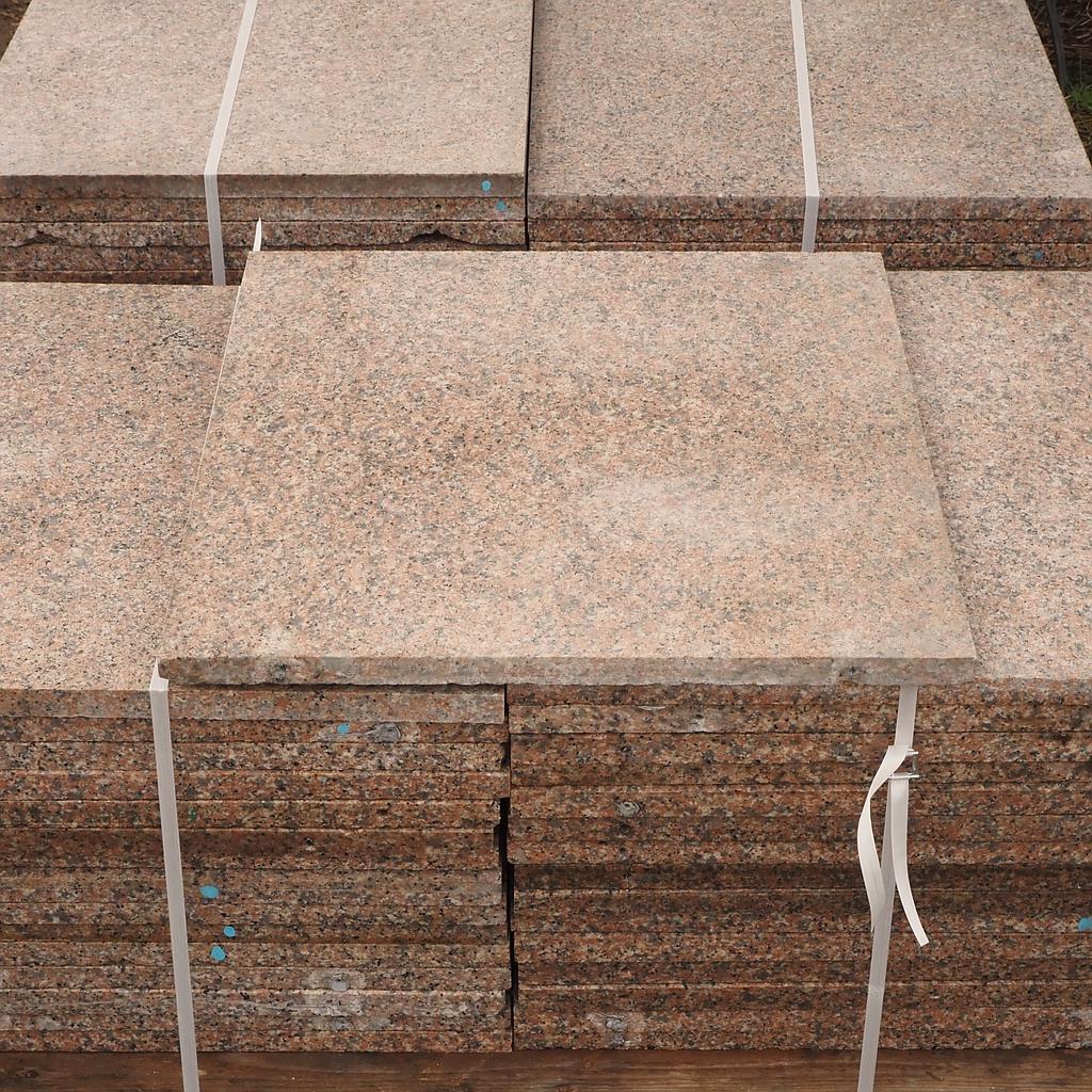 Bevelled red granite slabs with flamed finish (from 2,9 to 3,2 cm thick) - Sold per pallet