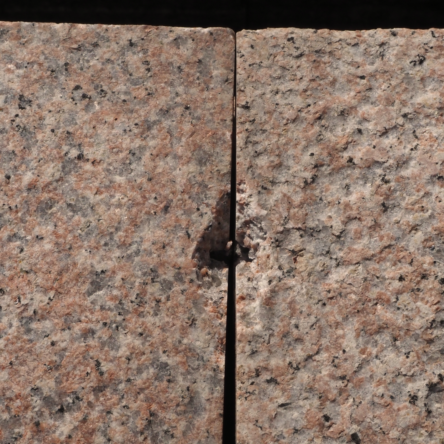 Red granite slabs with flamed finish (B-quality) - Only available in our physical shop