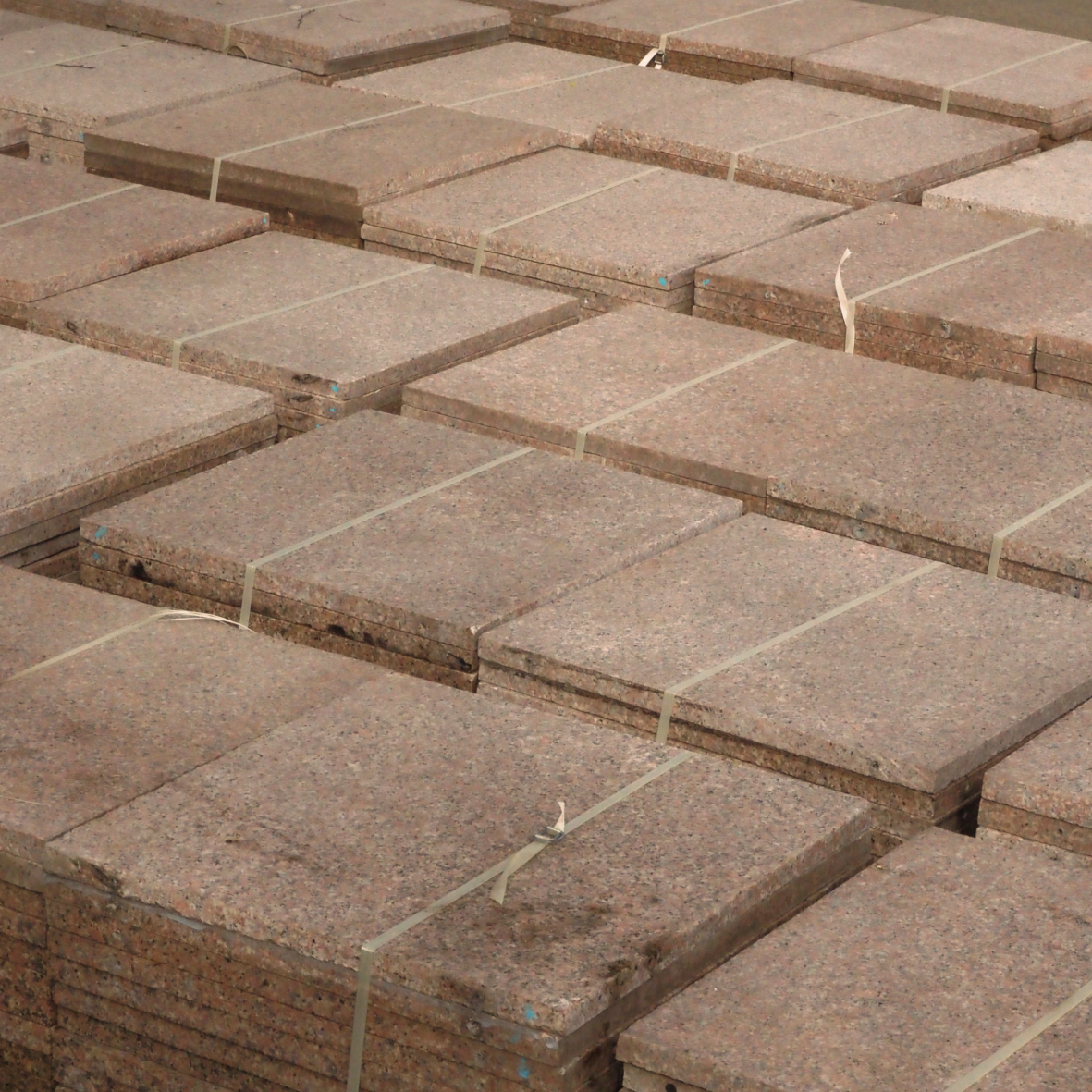 Red granite slabs with flamed finish (B-quality) - Only available in our physical shop