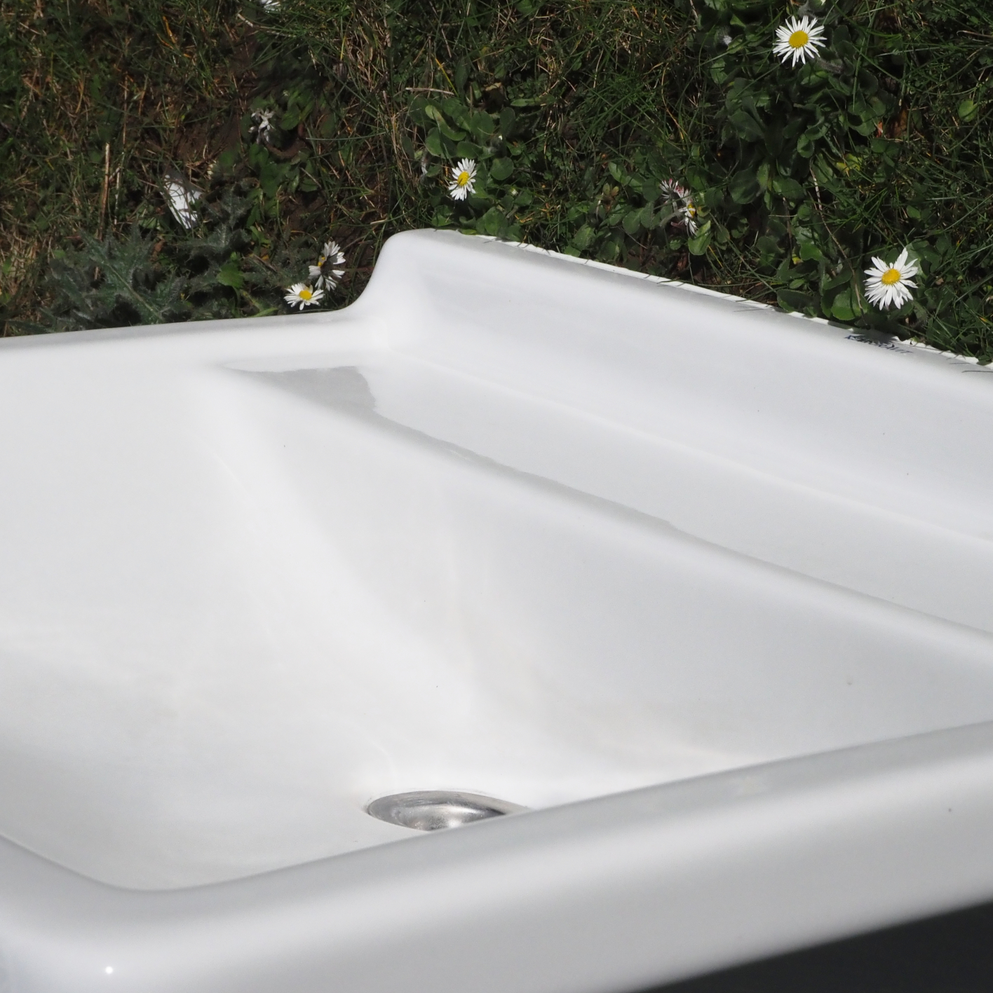 Wall-mounted bathroom sink in ceramic by Duravit