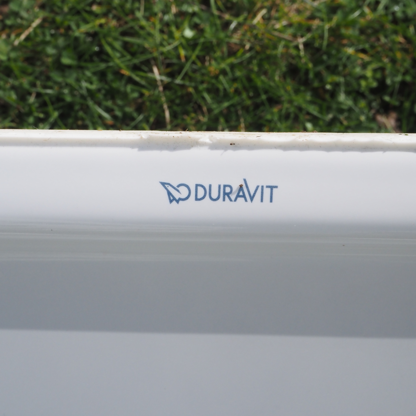 Wall-mounted bathroom sink in ceramic by Duravit