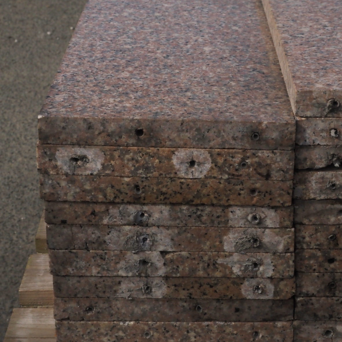 Batch of pink rectangular granite slabs with polished finish (± 6 m2)