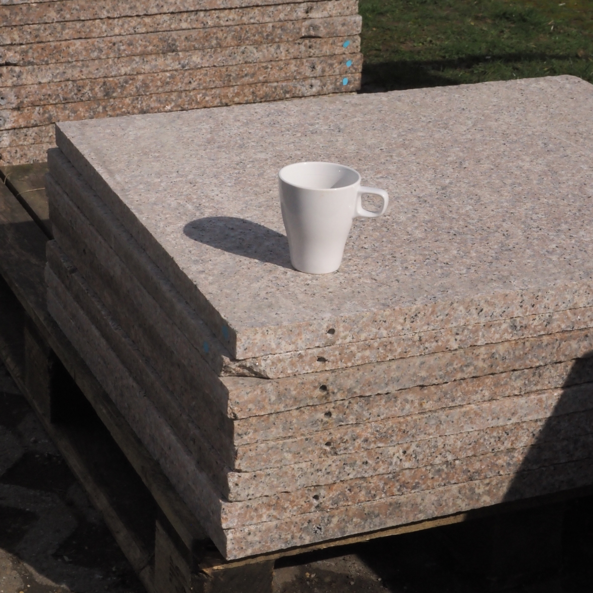 Pink rectangular granite slabs with flamed finish (L. 76,5 cm) - Sold per m2