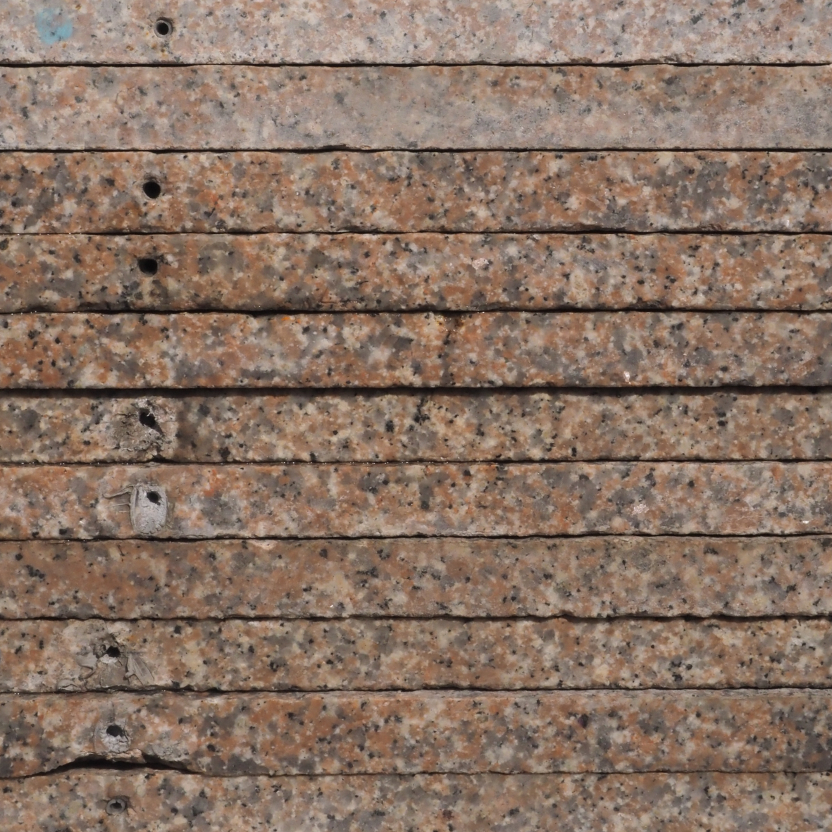 Pink rectangular granite slabs with flamed finish (L. 76,5 cm) - Sold per m2