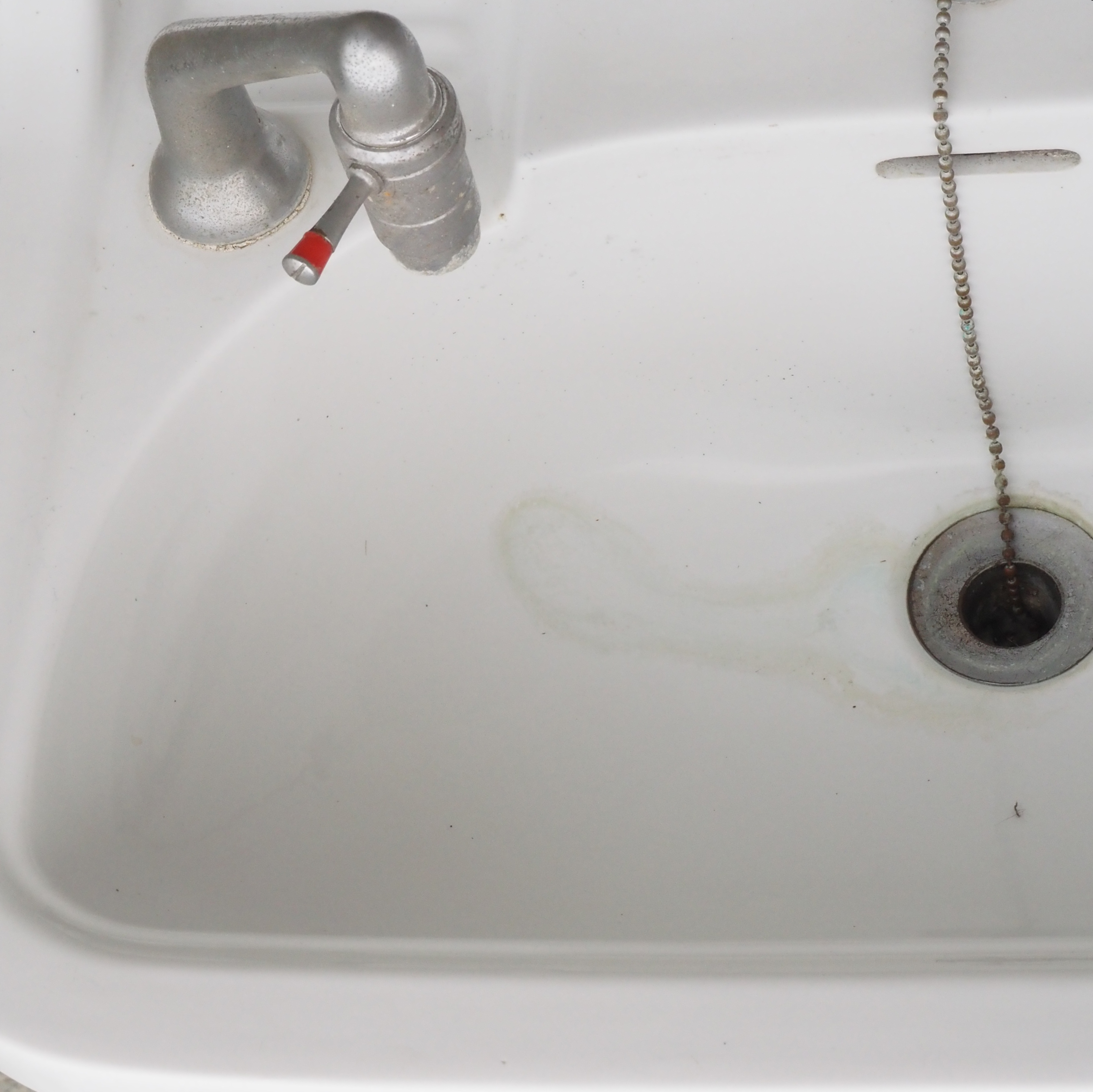 Wall bathroom sink in vitreous china porcelain
