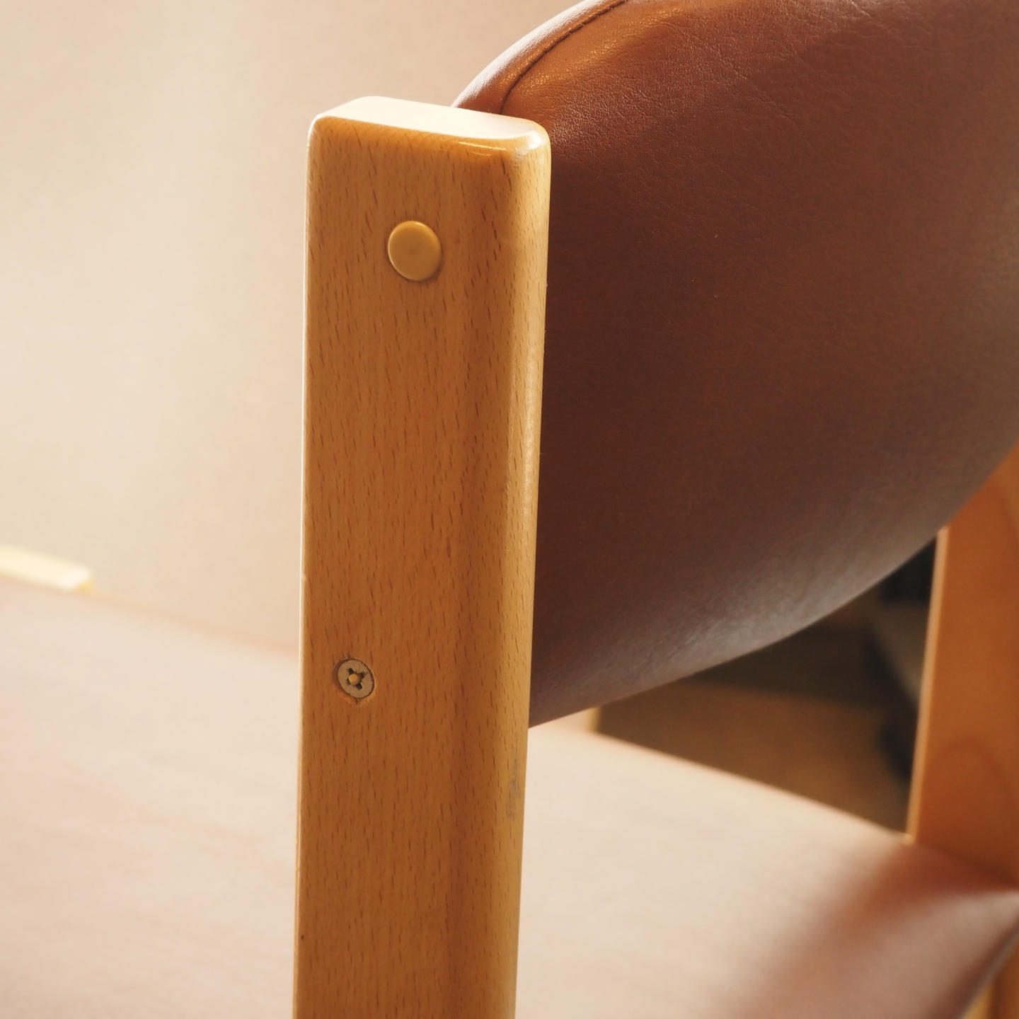 Chair in beech and brown simili leather