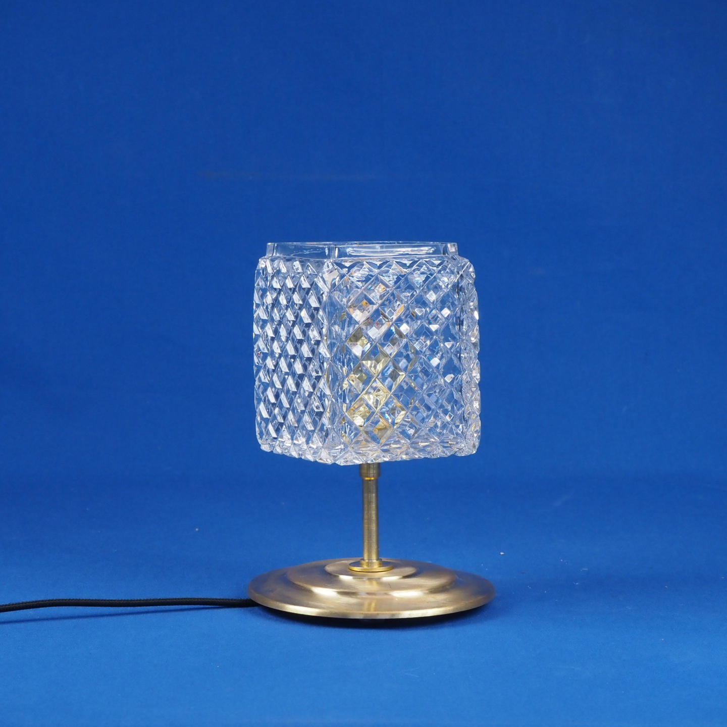 Table light 'Daisy' in brass and with handcrafted textured glass diffuser