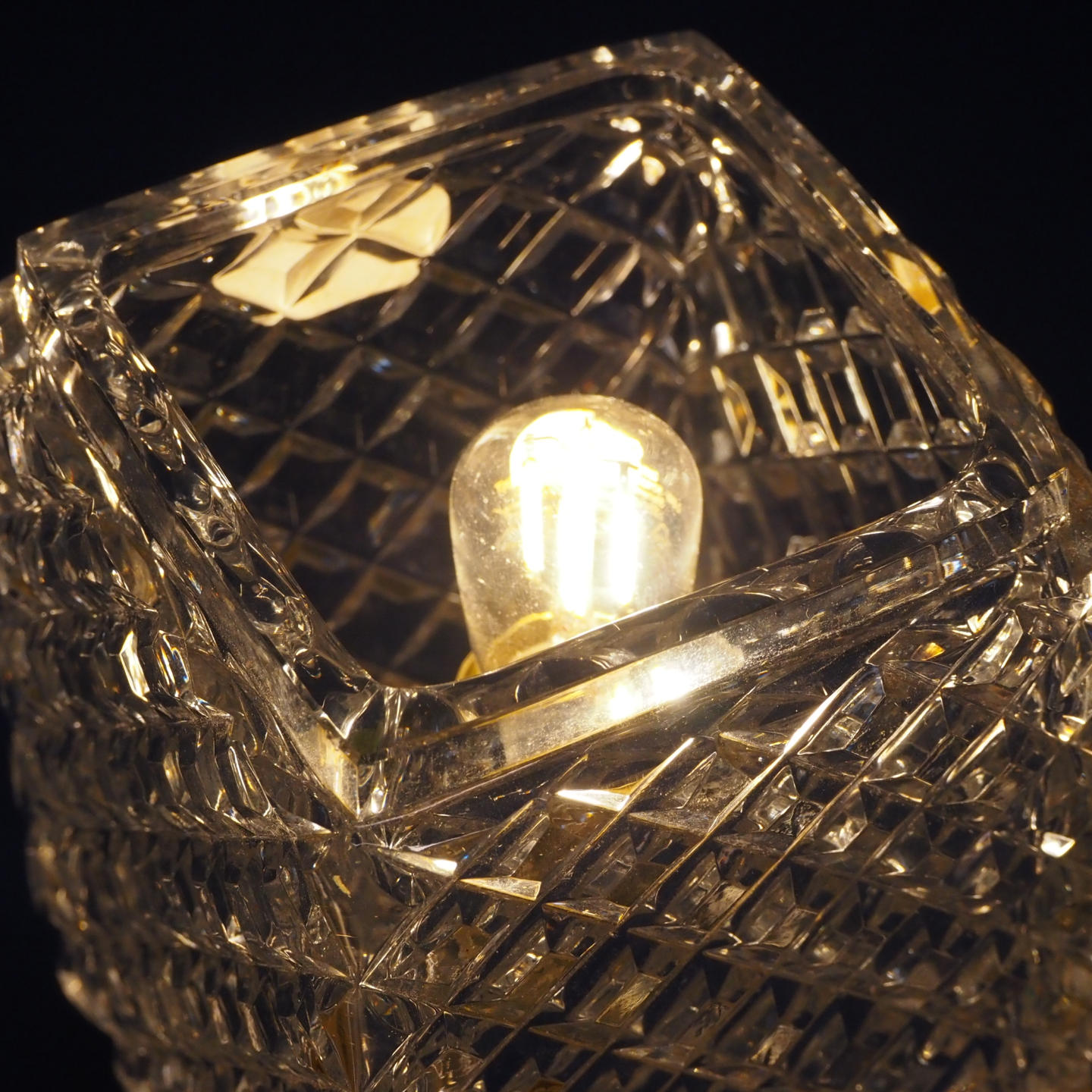 Table light 'Daisy' in brass and with handcrafted textured glass diffuser