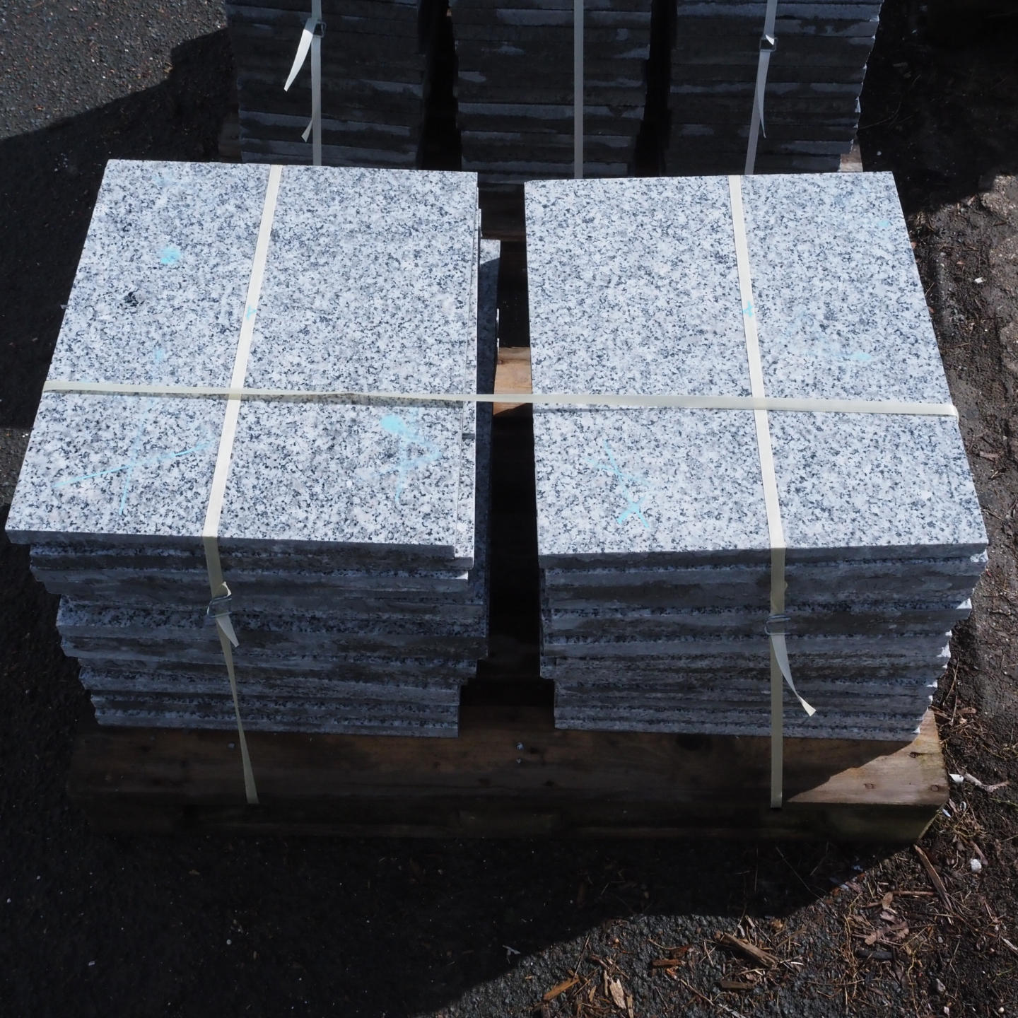 Batch of light grey granite tiles with polished finish (± 9 m2)