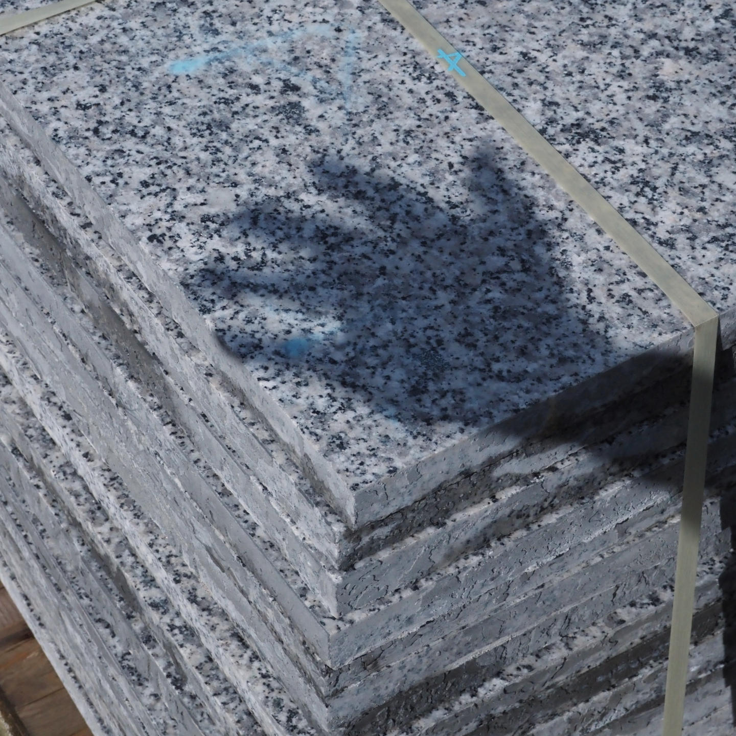 Batch of light grey granite tiles with polished finish (± 9 m2)