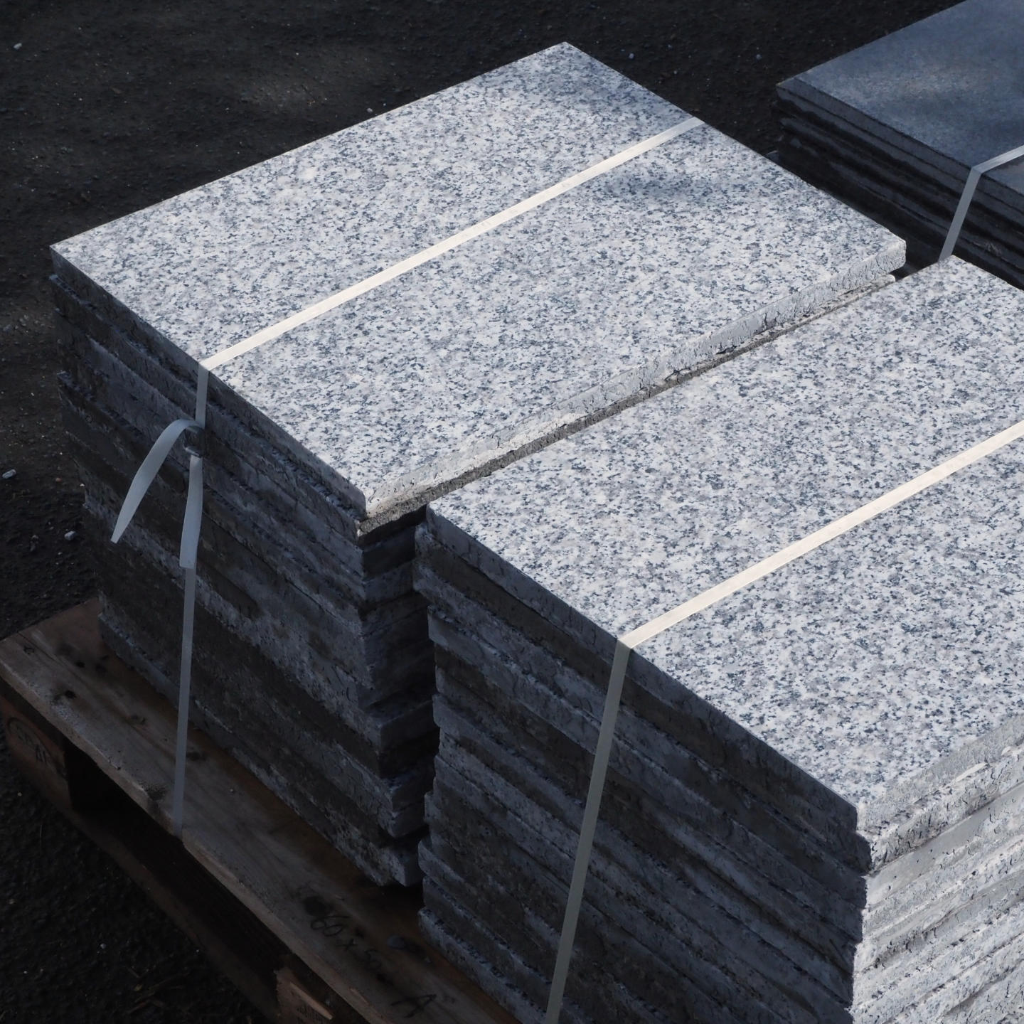 Batch of light grey granite tiles with polished finish (± 9 m2)