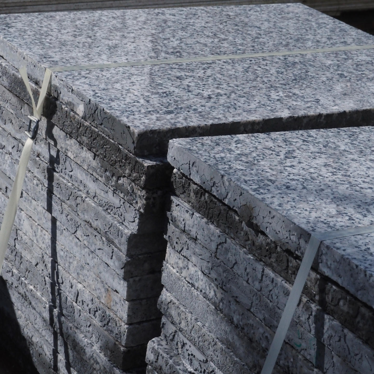 Batch of light grey granite tiles with polished finish (± 9 m2)