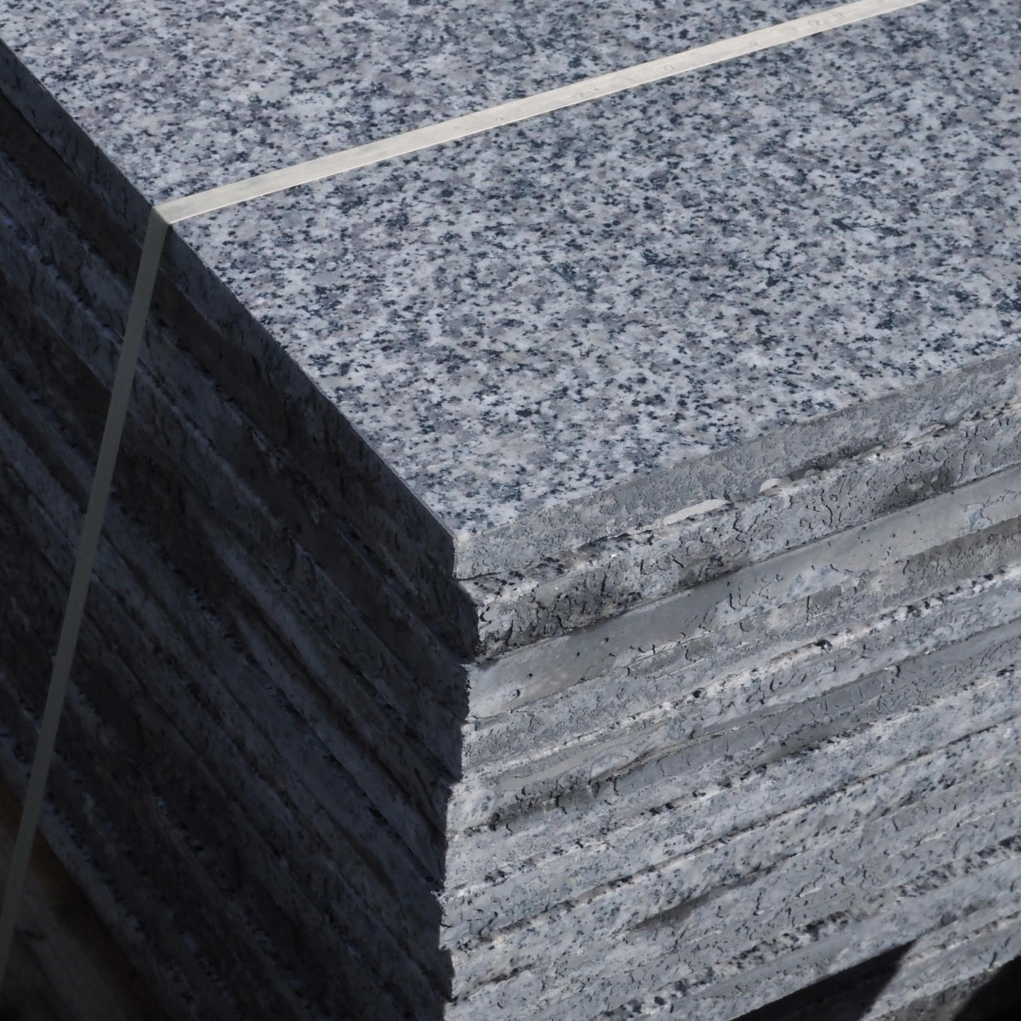 Batch of light grey granite tiles with polished finish (± 9 m2)