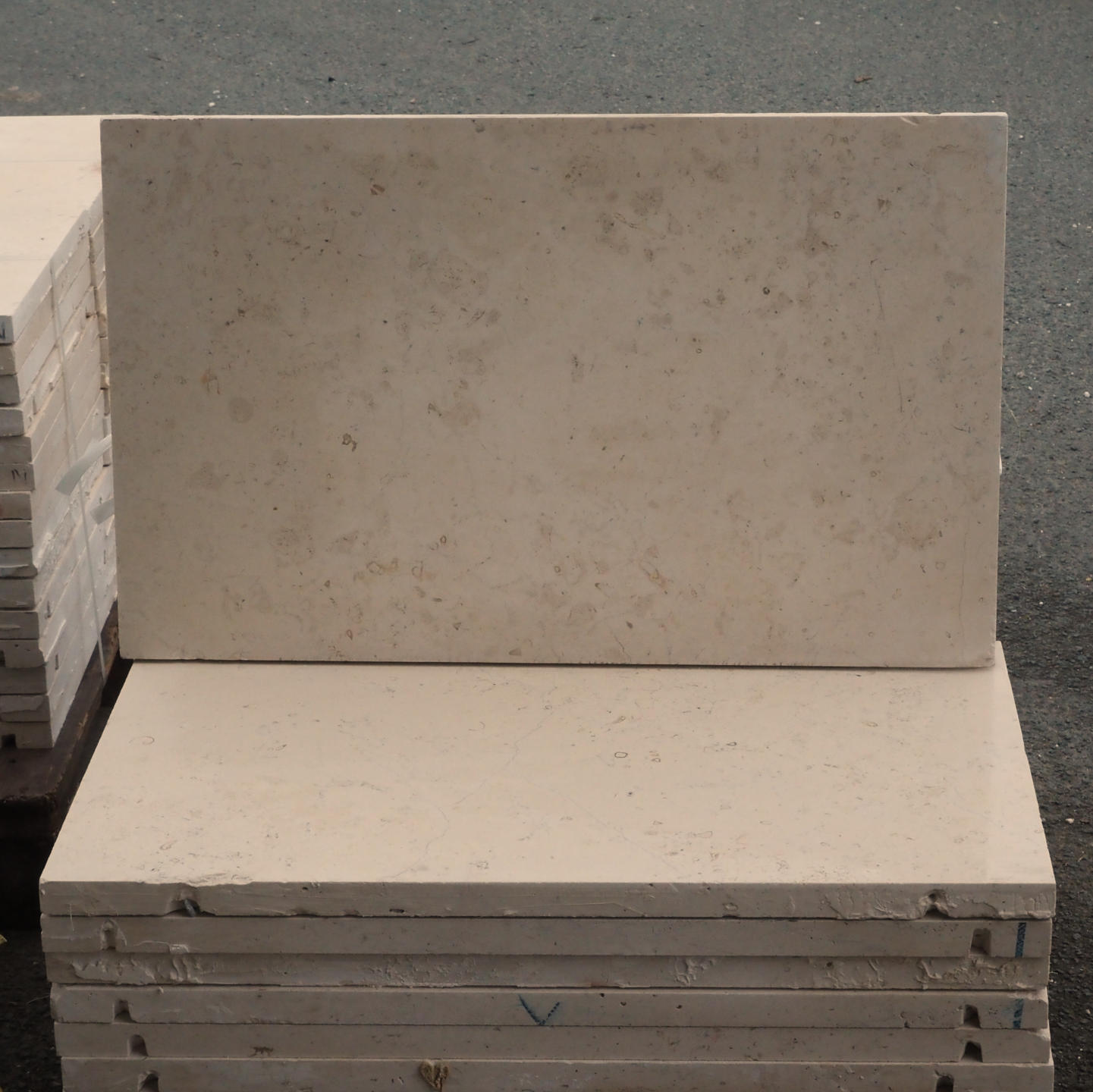 Comblanchien limestone tile (L. 40 cm)
