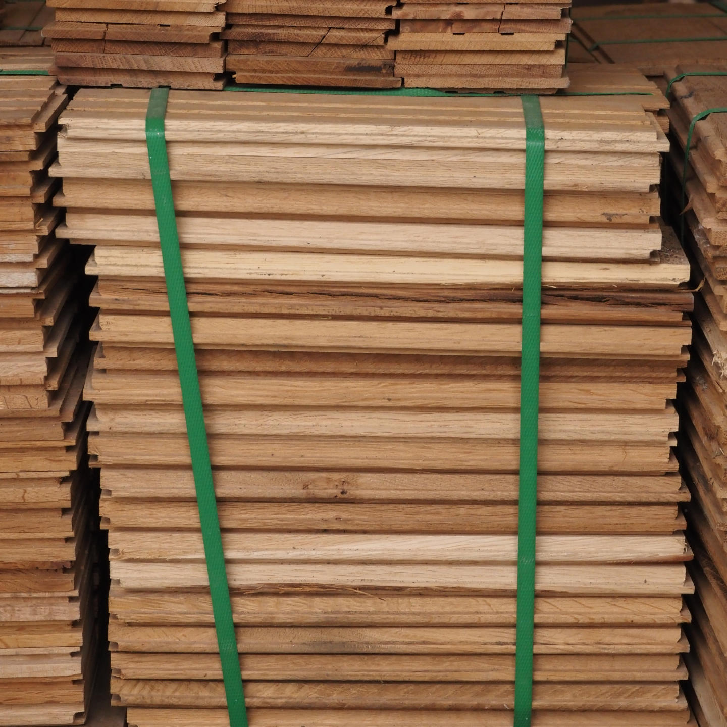 Batch of herringbone parquet in rustic oak wood (± 15 m2)
