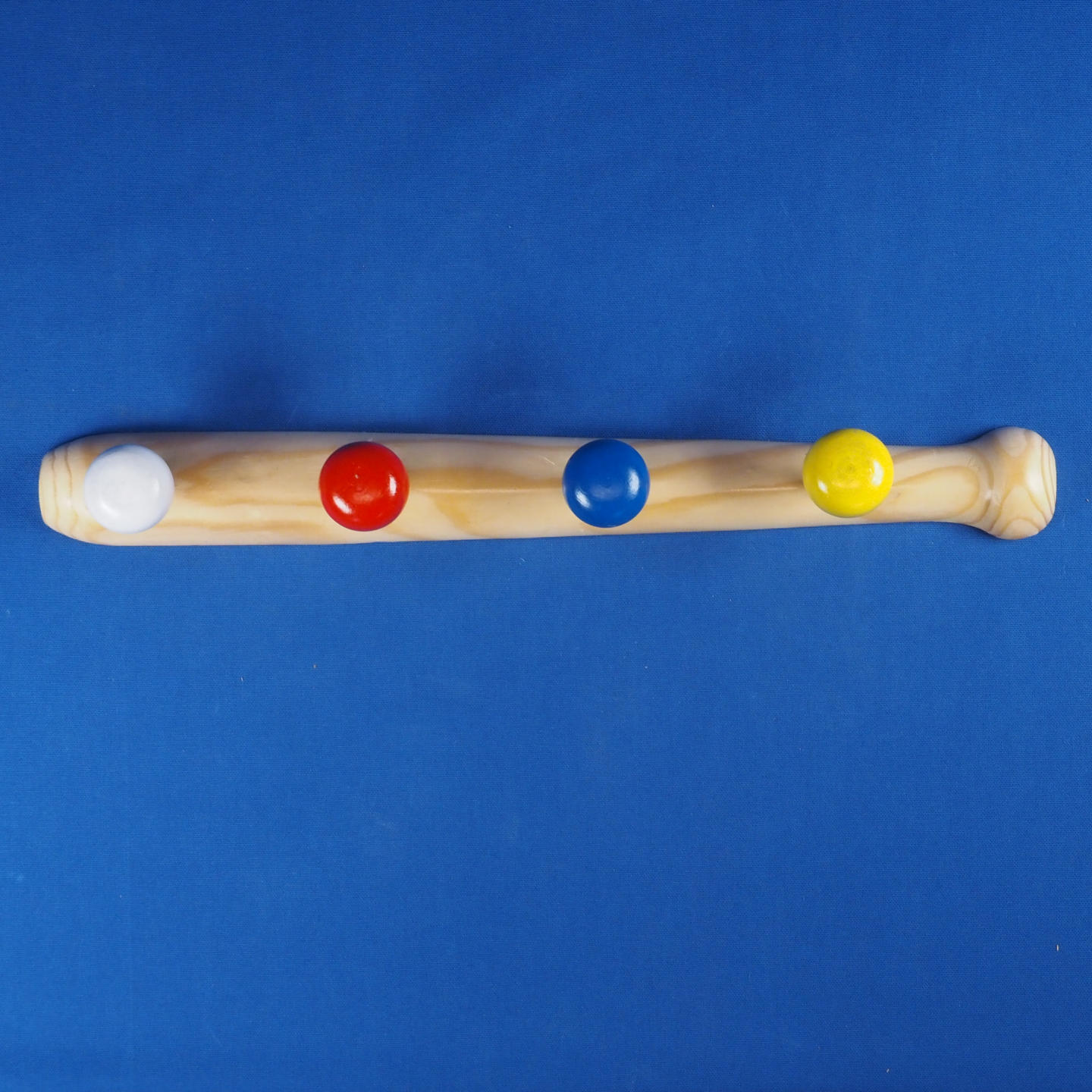 Coat hook 'Baseball' in pine with 4 painted nuts (L. 44 cm)