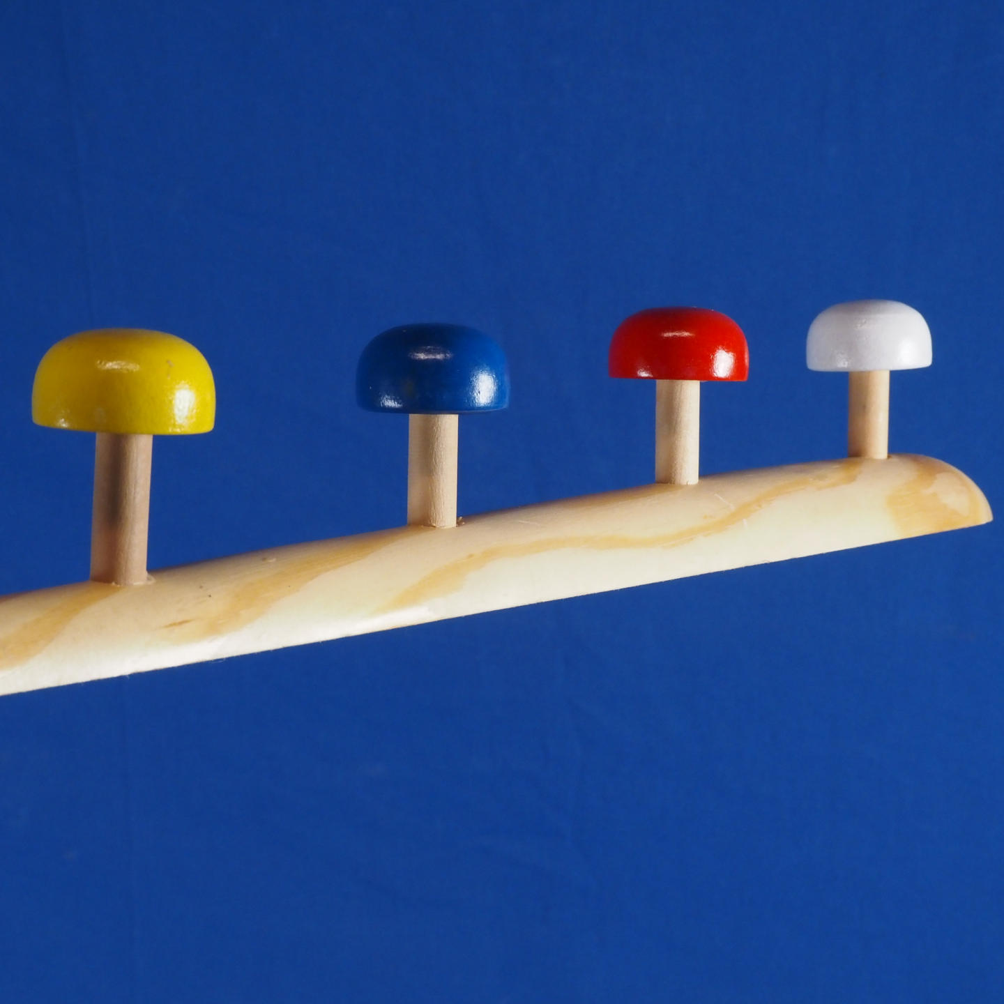 Coat hook 'Baseball' in pine with 4 painted nuts (L. 44 cm)