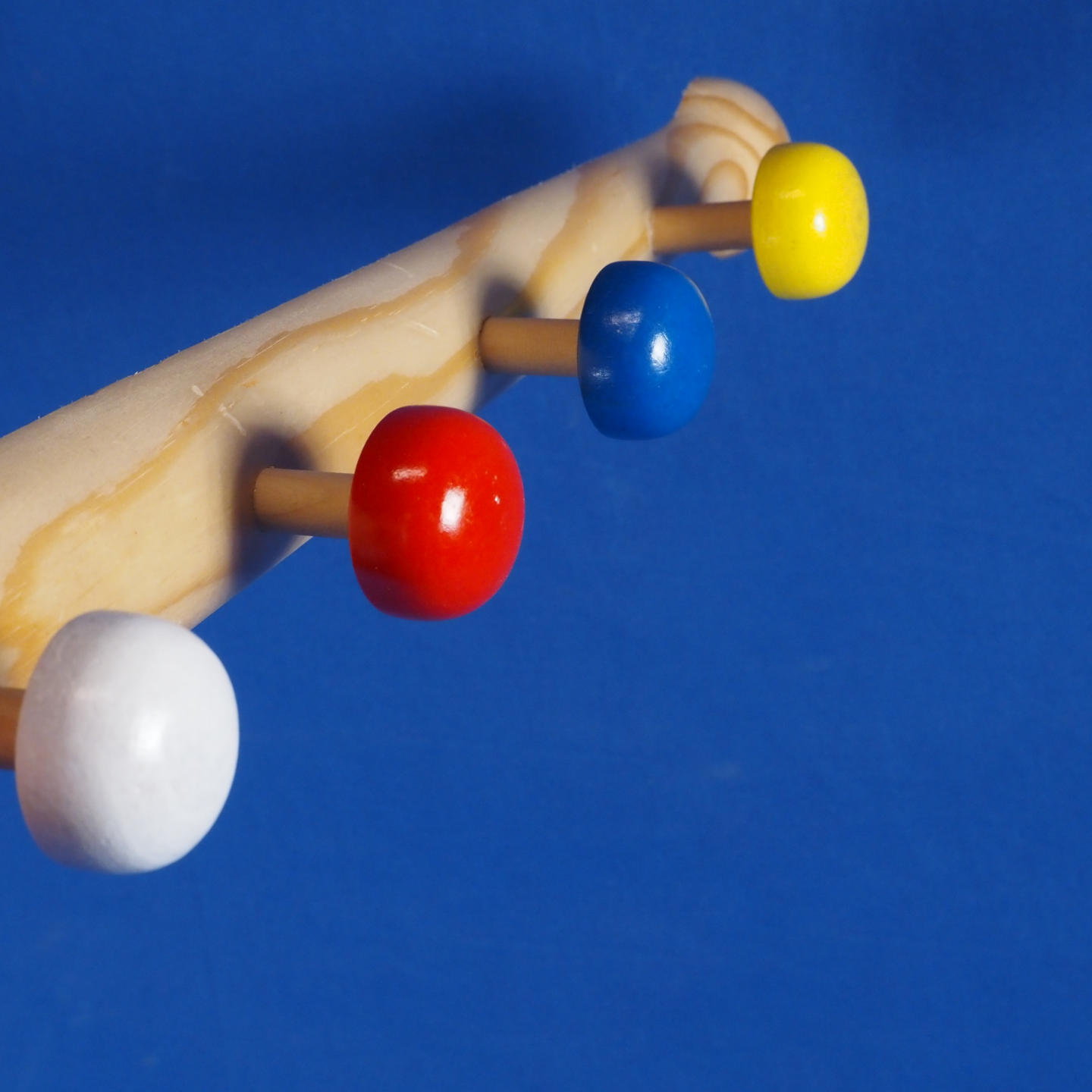 Coat hook 'Baseball' in pine with 4 painted nuts (L. 44 cm)