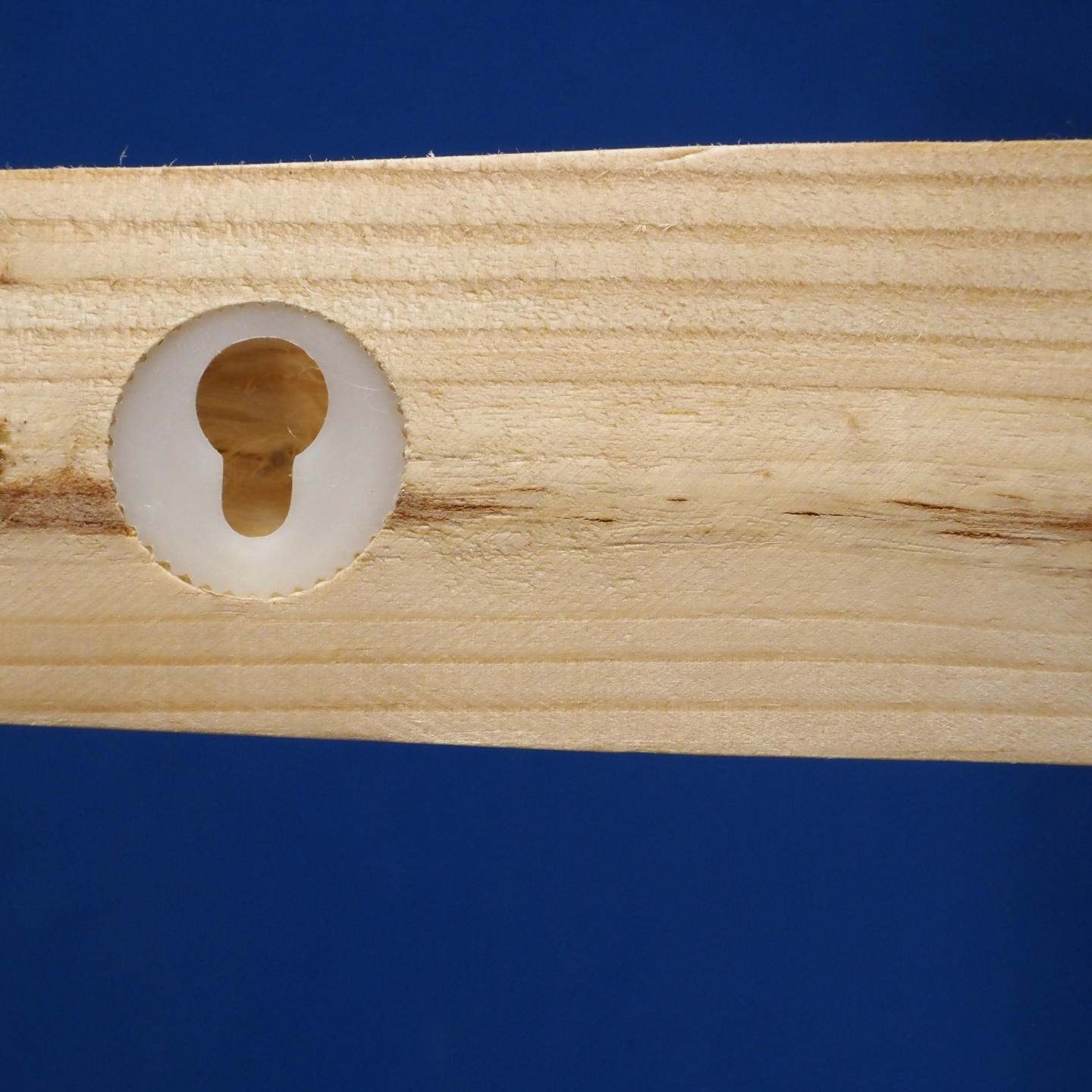 Coat hook 'Baseball' in pine with 4 painted nuts (L. 44 cm)