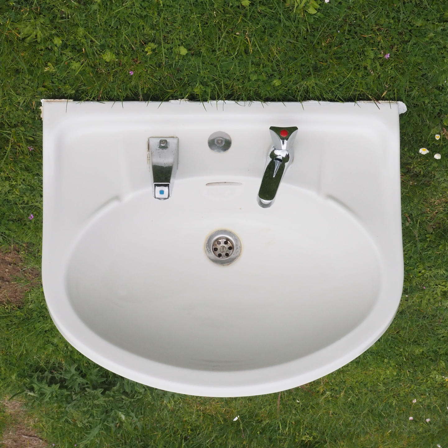 Bathroom sink in ceramic by Ideal Standard