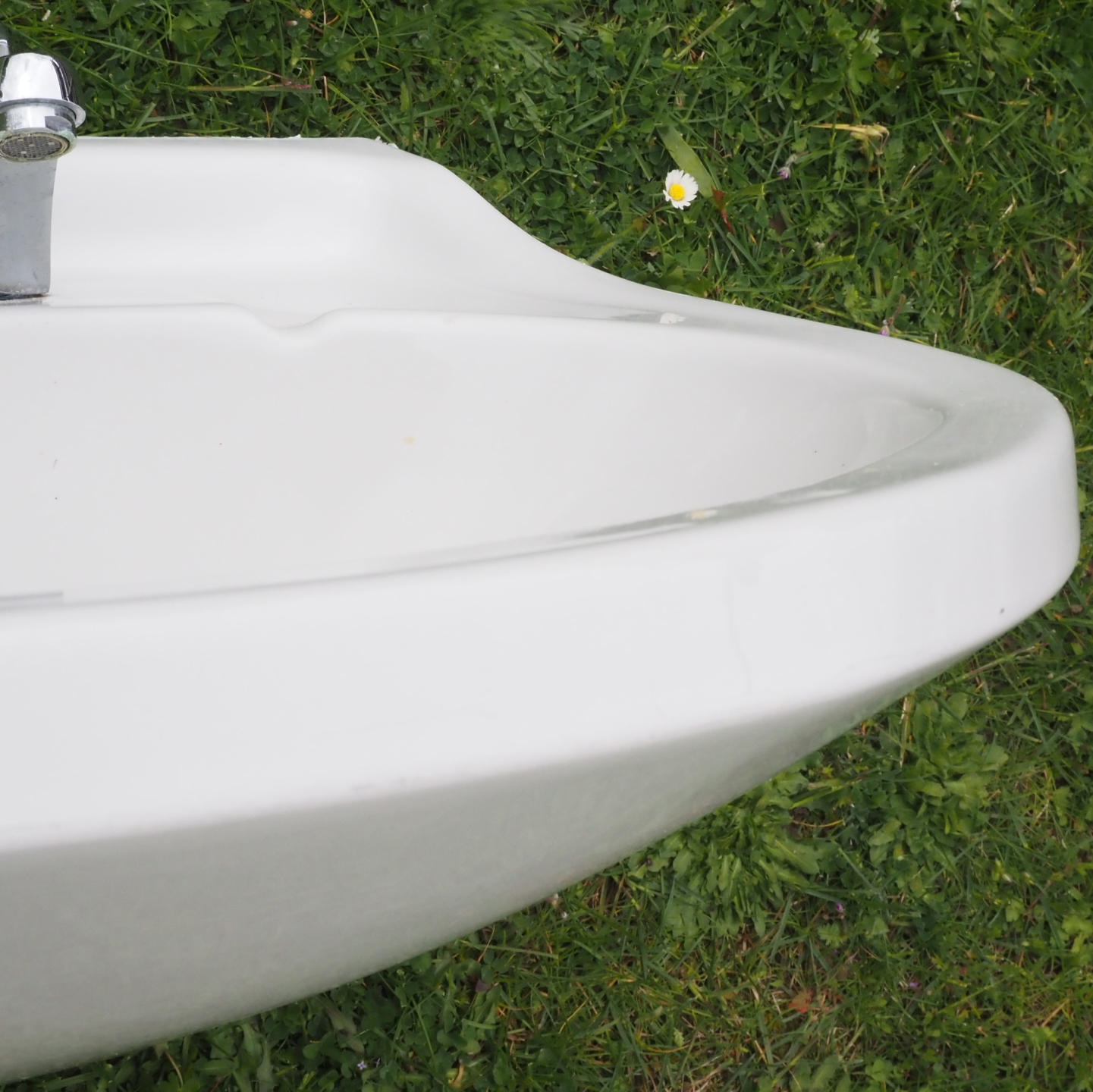 Bathroom sink in ceramic by Ideal Standard