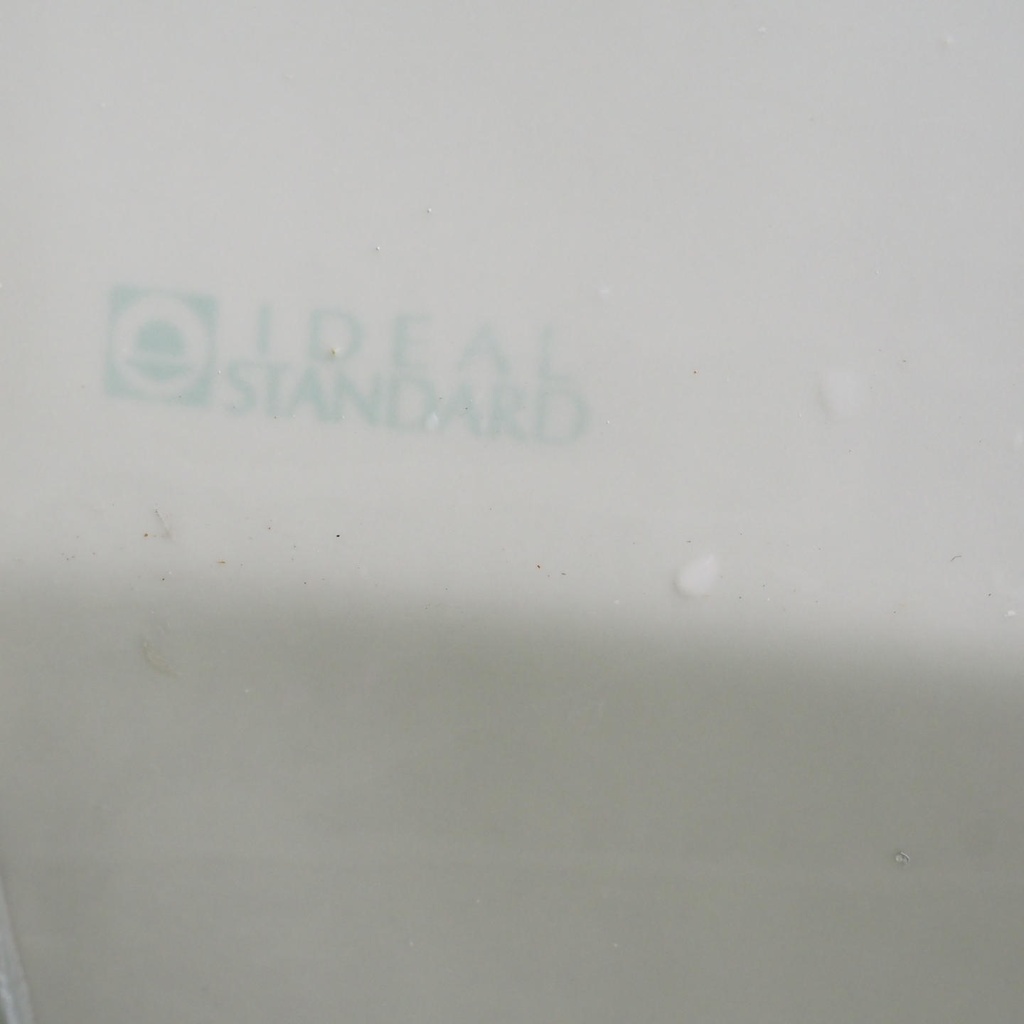 Bathroom sink in ceramic by Ideal Standard