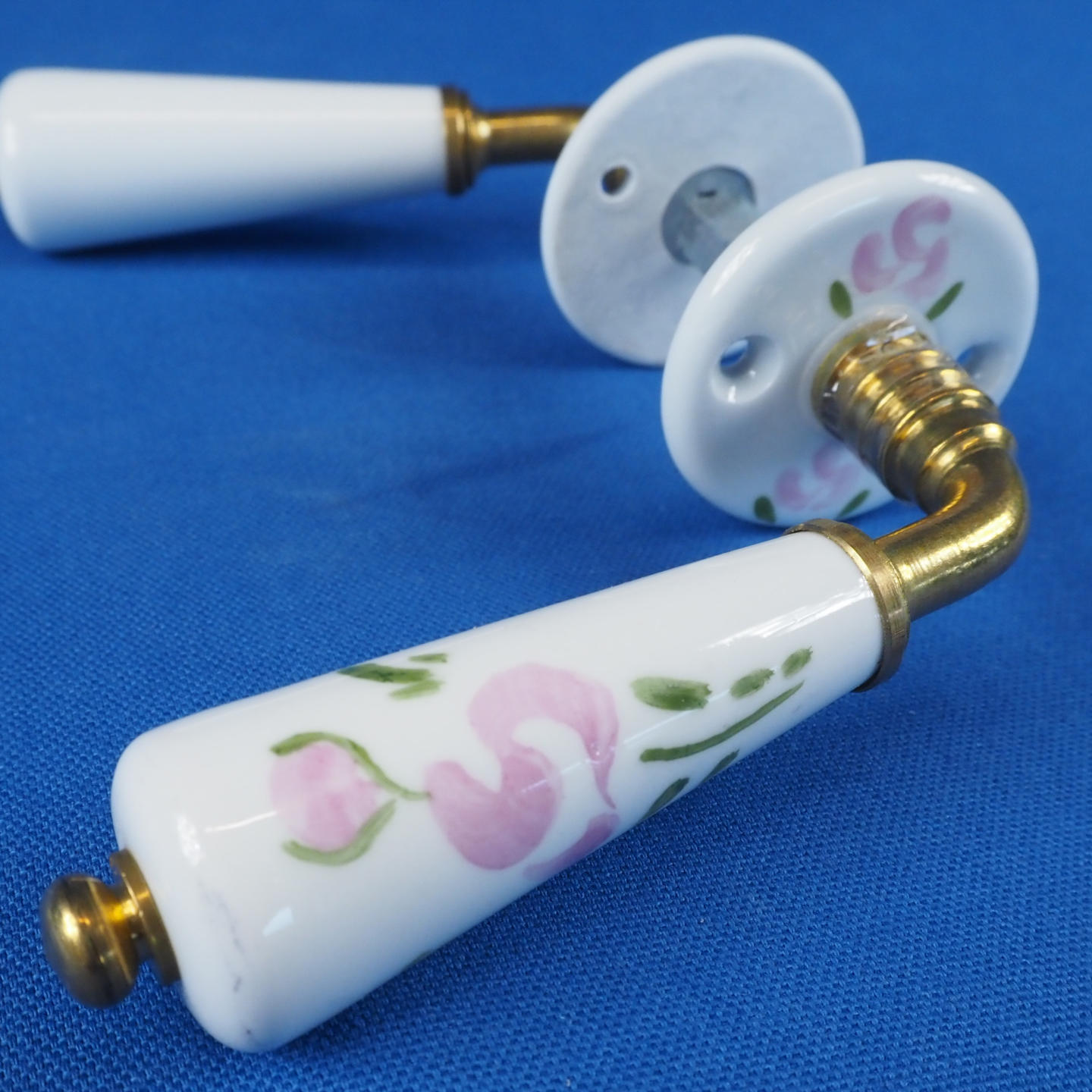 Door handle in brass and porcelain with key rosettes by Linea Bertomani