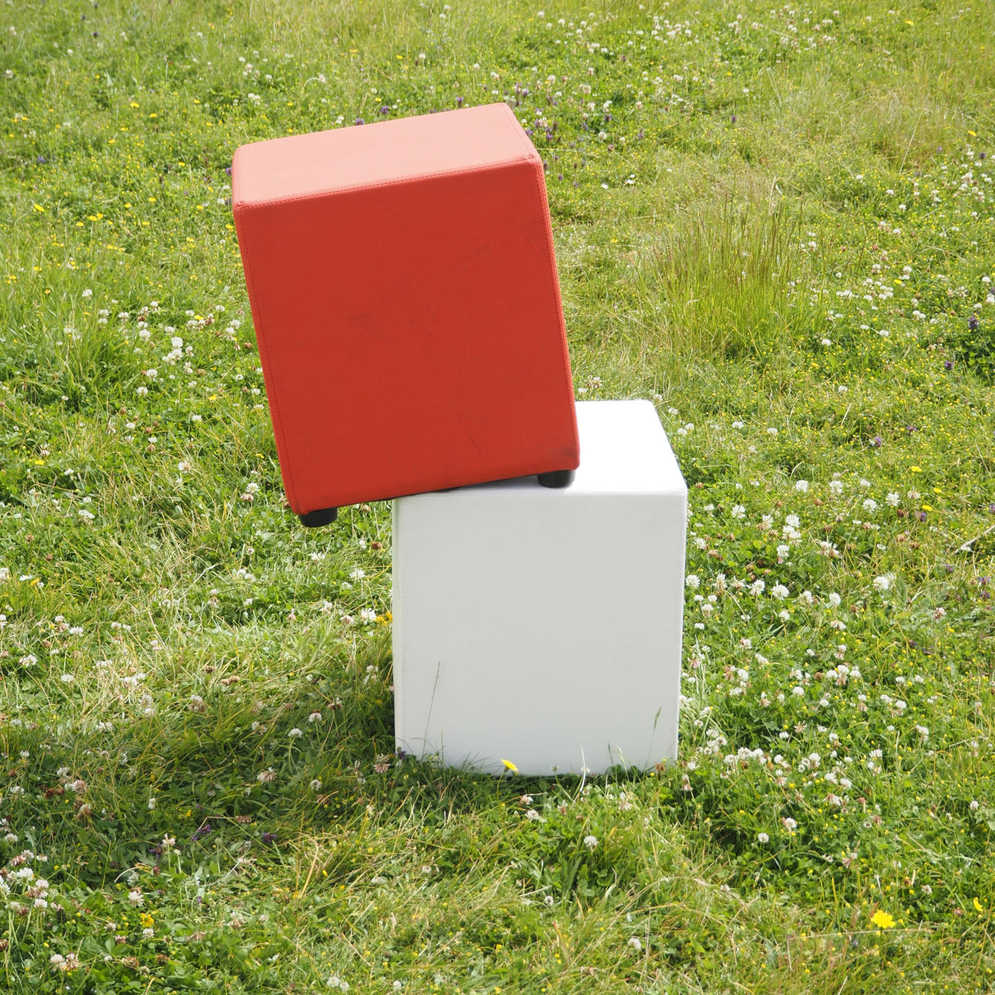 Ottoman in white simili leather