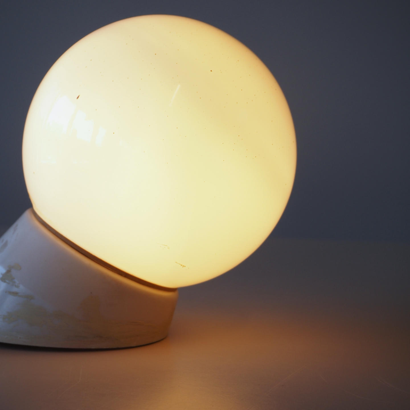 Wall light 'Bo-Niko' in opaline glass and bakelite by Niko (ca. 1960)