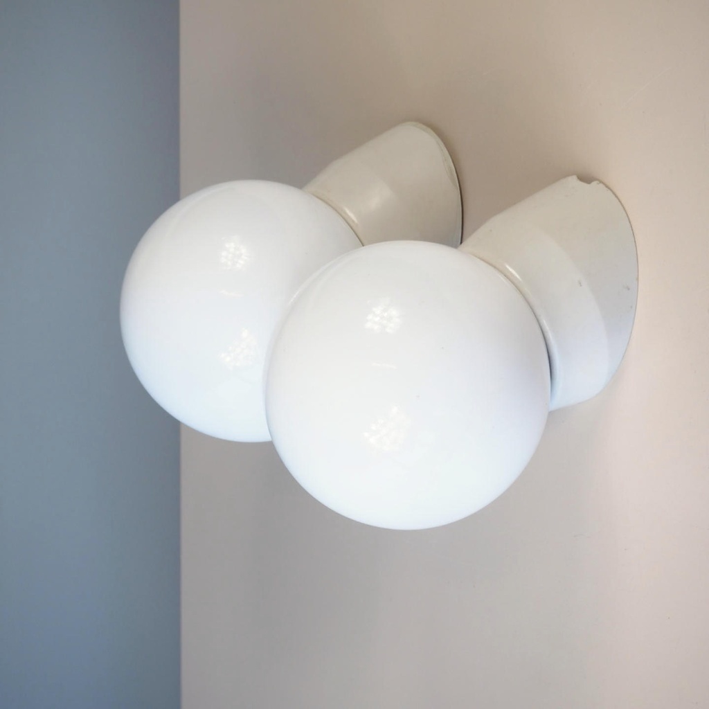 Wall light 'Bo-Niko' in opaline glass and bakelite by Niko (ca. 1960)