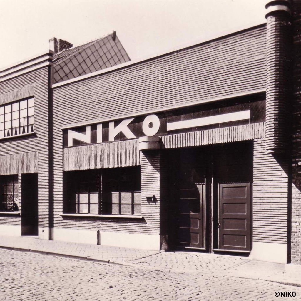 Wall light in opaline glass and bakelite by Bo-Niko (ca. 1960)