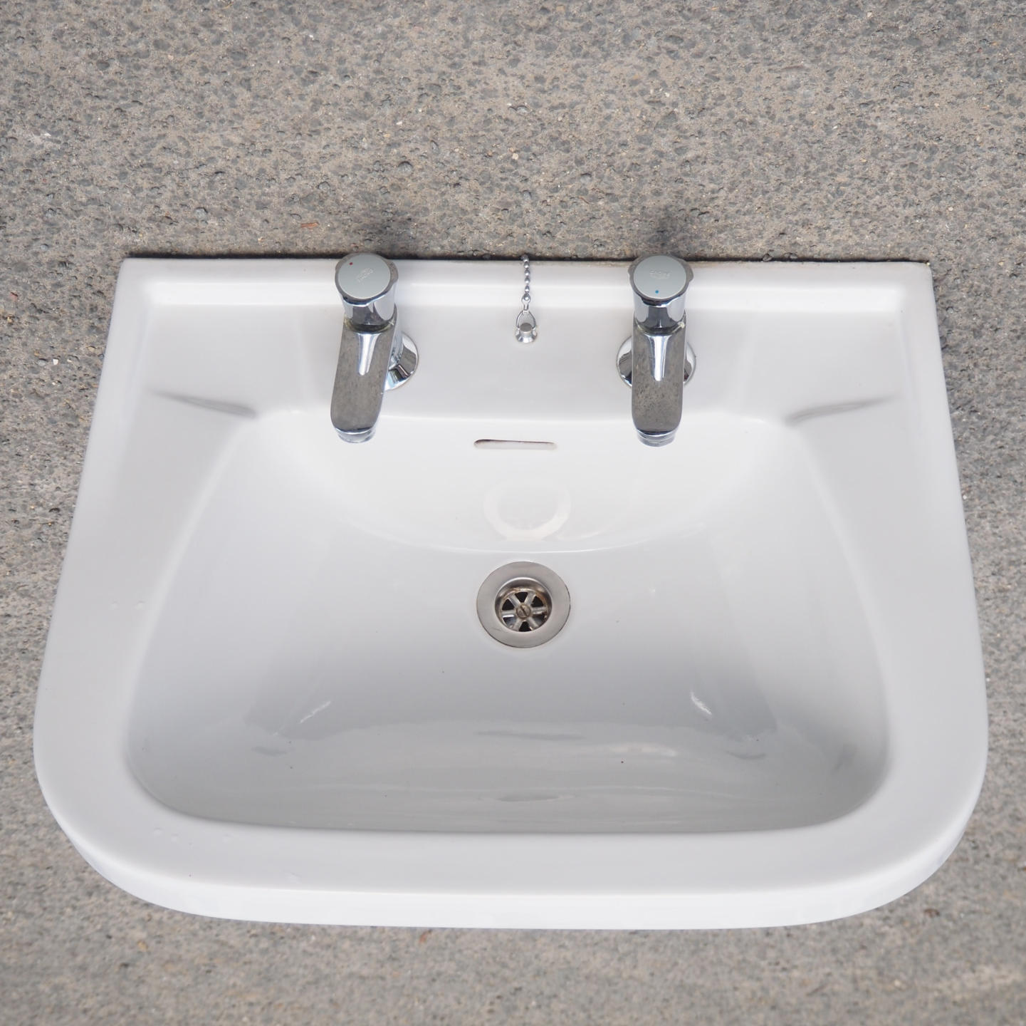 Bathroom sink in ceramic by Sphinx