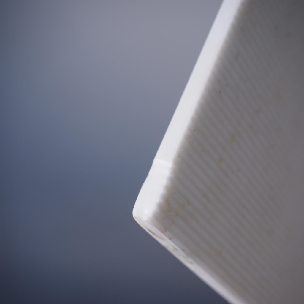 Bathroom shelf in porcelain