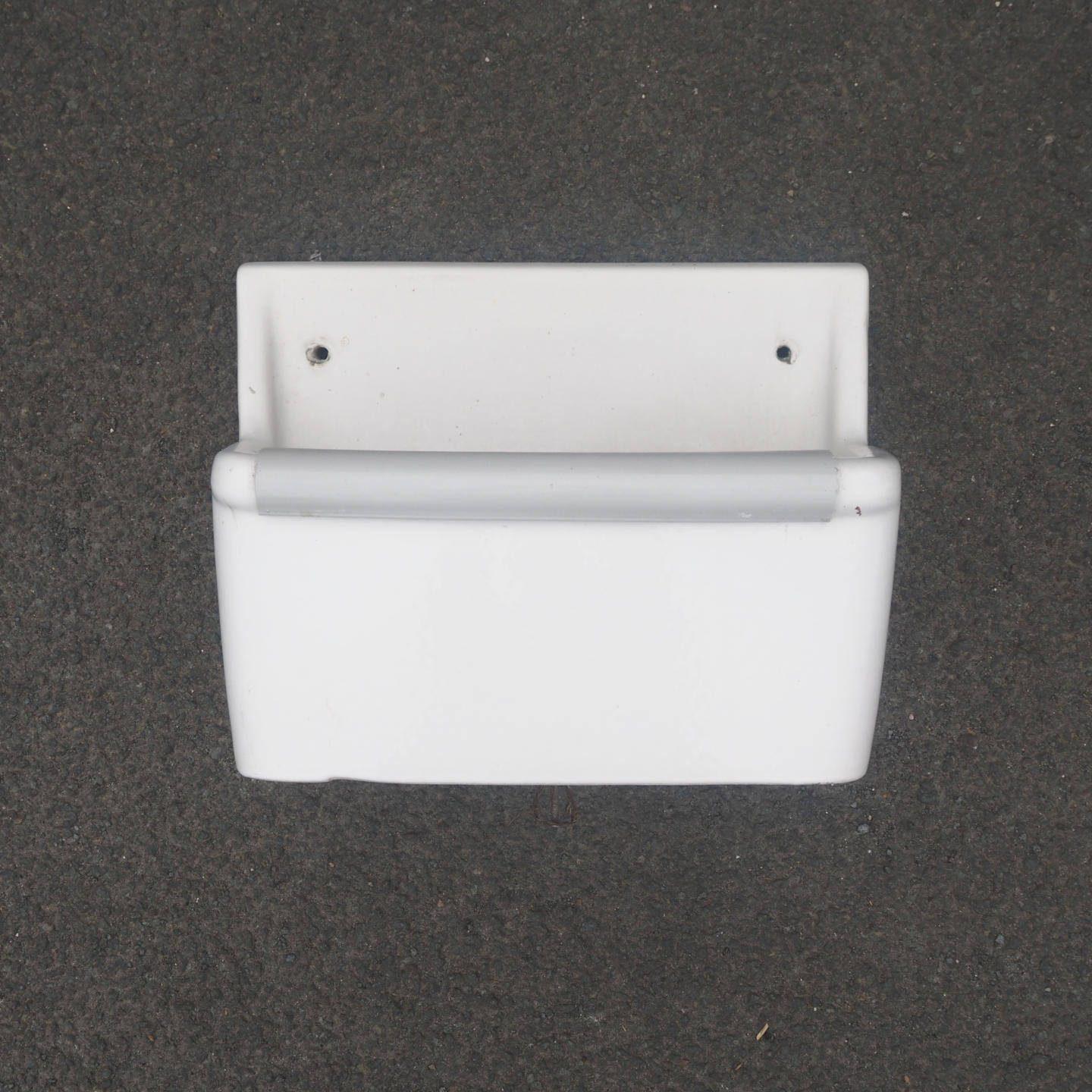 Bucket sink in ceramic