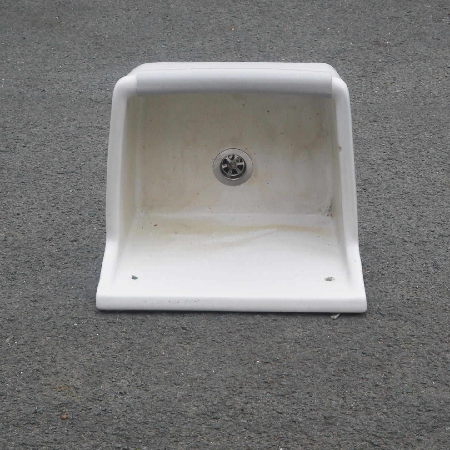 Bucket sink in ceramic