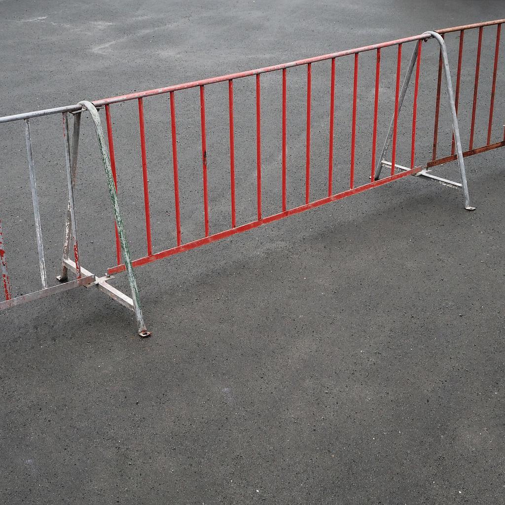 Interlocking steel barriers (10 running meters)