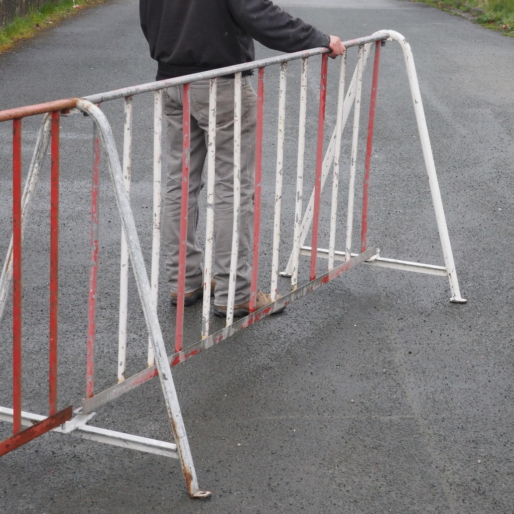 Interlocking steel barriers (10 running meters)