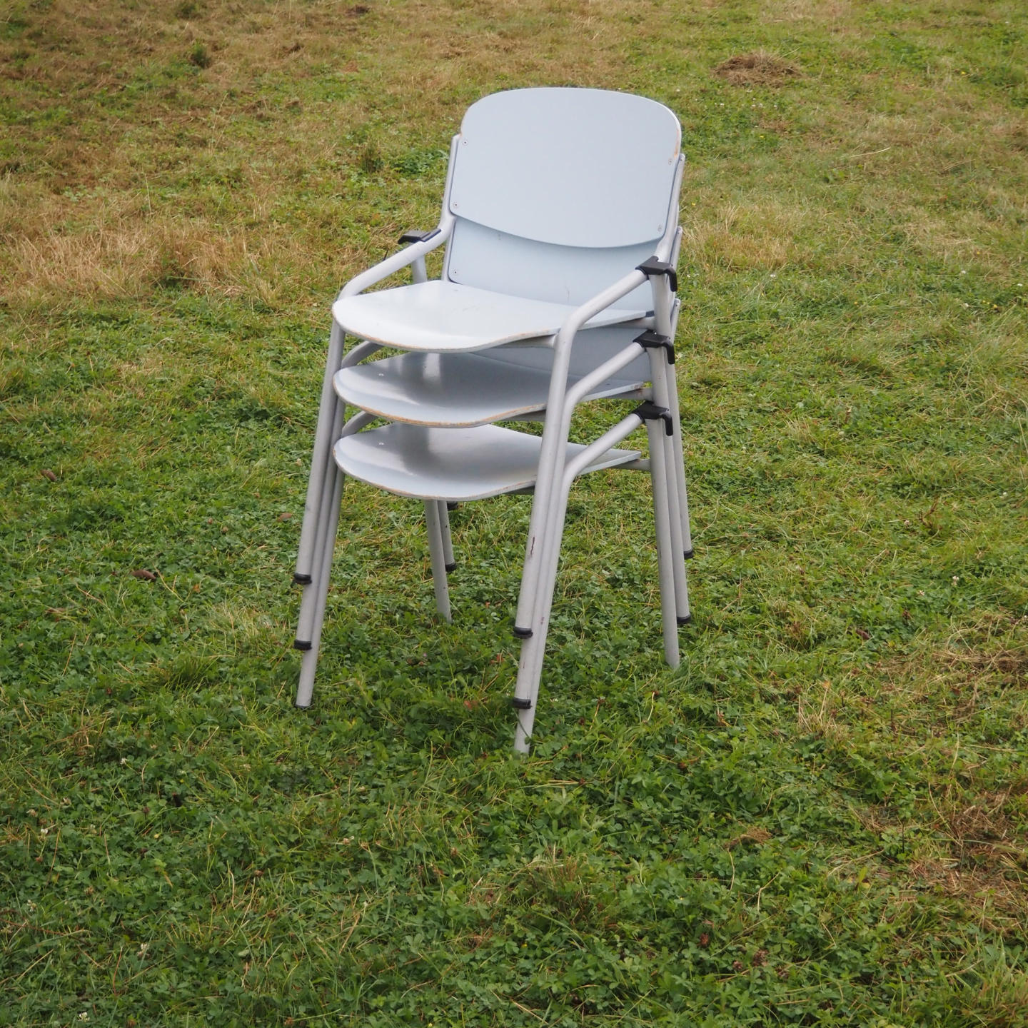 Stackable chair by Eromes
