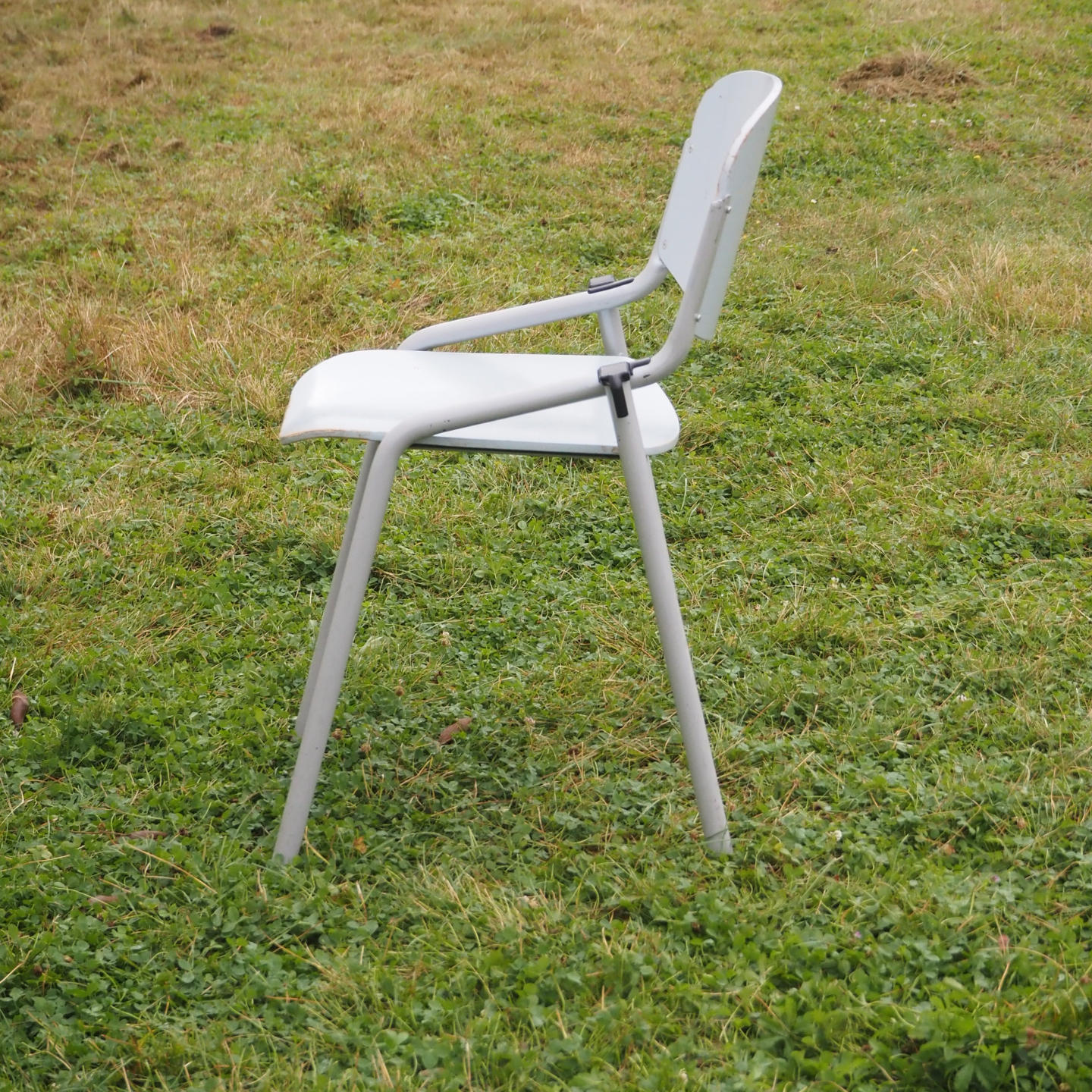 Stackable chair by Eromes