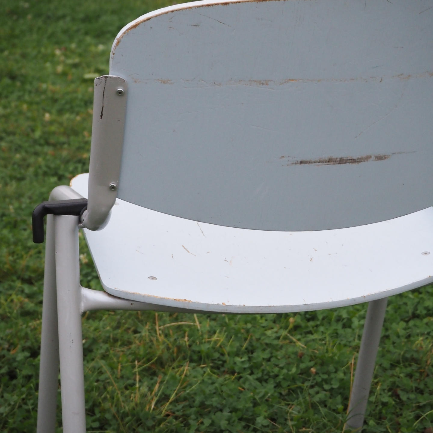 Stackable chair by Eromes
