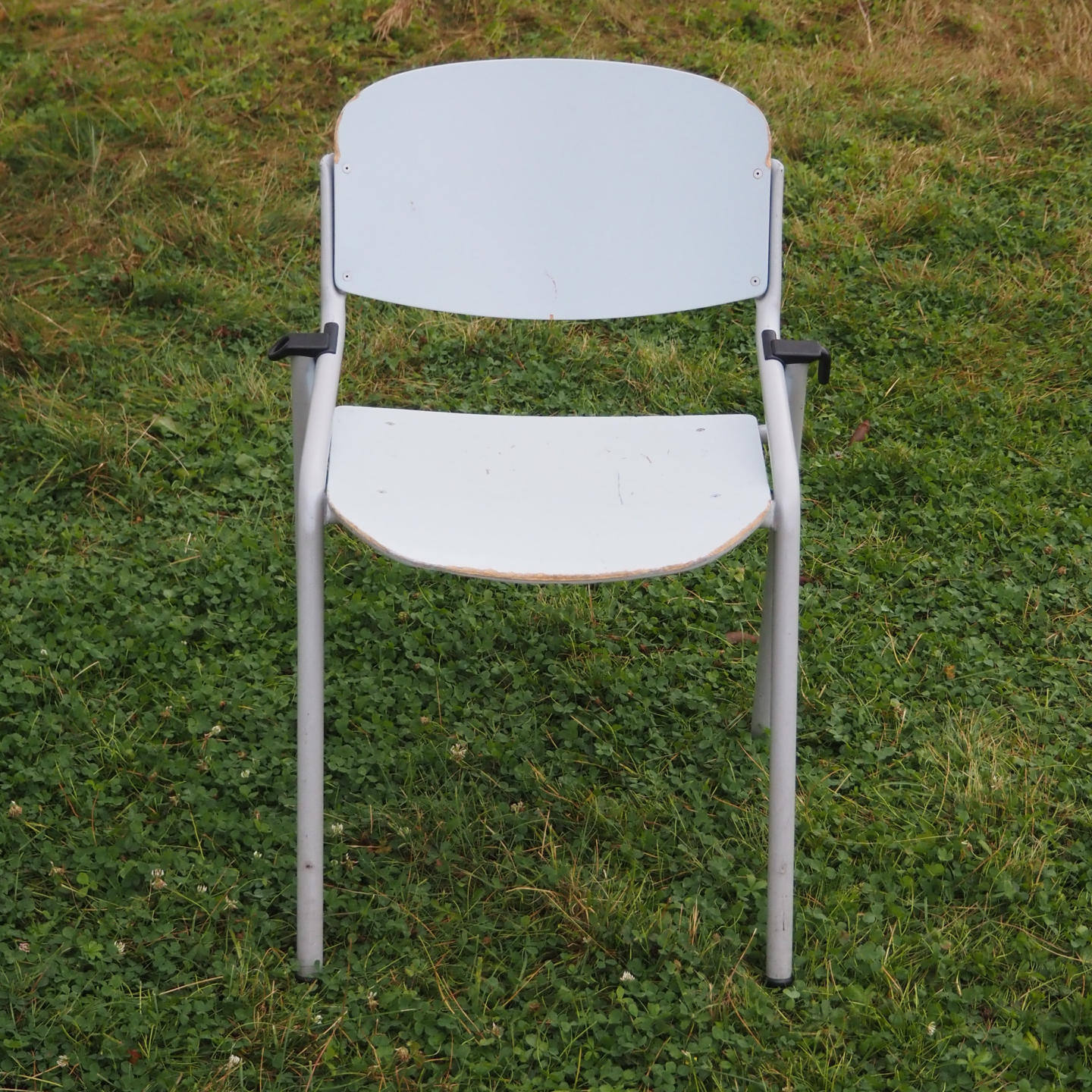 Stackable chair by Eromes