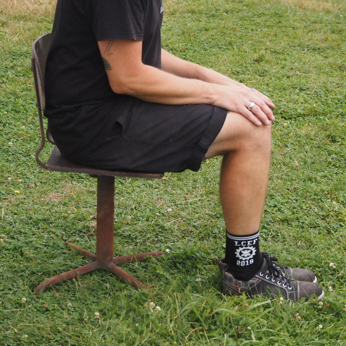 Industrial chair in steel with plywood seat