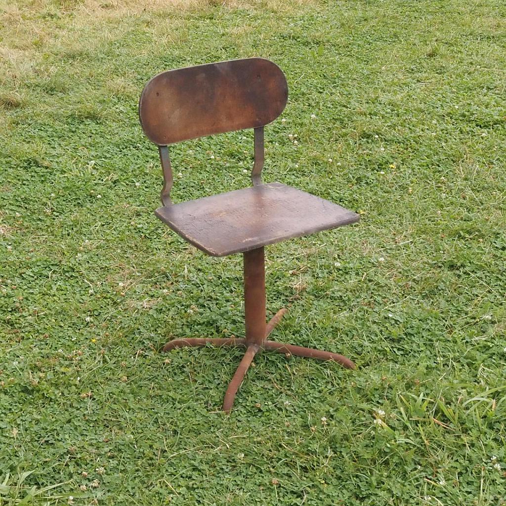 Industrial chair in steel with plywood seat