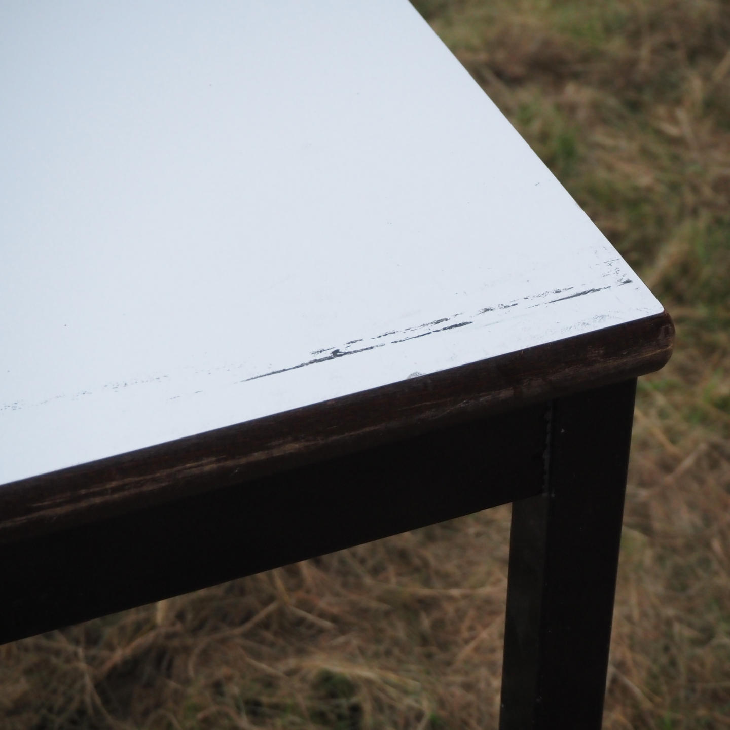 Table with grey laminated tabletop and steel base from KU Leuven (120 x 60 cm) - Round edges